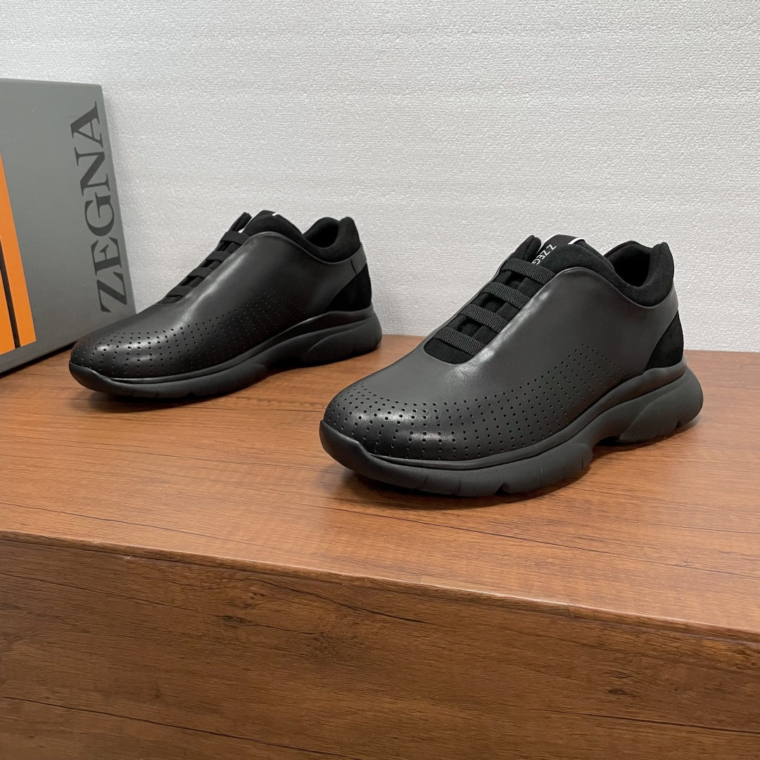 NO:588863,Code YS004352 ZEGNA/Zegna men's new leather casual sports shoes, made in Dongguan Heavy Industry, the shoes are made of soft sheepskin and suede, versatile low-cut toe style, with elastic webbing details on the front, logo logo on the tongue, fashionable style. Lightweight foam rubber outsole, fabric lining for the feet, the upper foot is very light and breathable, non-slip, and has strong grip!  Suitable for daily wear, sports, hiking and outdoor use!  Completely furnished and comes with dust bag!  Code number 39-40-41-42-43-44 Standard leather shoe code (45 can be customized and does not support returns) Item number 4121X set of feet black, zegna, sneakers, sheepskin, chamois leather19860909编码YS004352 ZEGNA/杰尼亚 男士新款皮革休闲运动鞋 莞产重工精品,鞋履采用柔软羊皮革和麂皮制成,百搭的低帮套脚款式,正面点缀弹力织带细节,鞋舌饰以logo徽标,款式时尚潮流.轻质发泡橡胶大底,织物内里垫脚,上脚非常轻便透气,防滑、抓地性强！适用于日常穿搭、运动徒步户外！配套齐全,附防尘袋！ 码数39-40-41-42-43-44 标准皮鞋码（45可定做不支持退换） 货号4121X套脚 黑色,,zegna,sneakers,sheepskin,chamois leather,Men's shoes