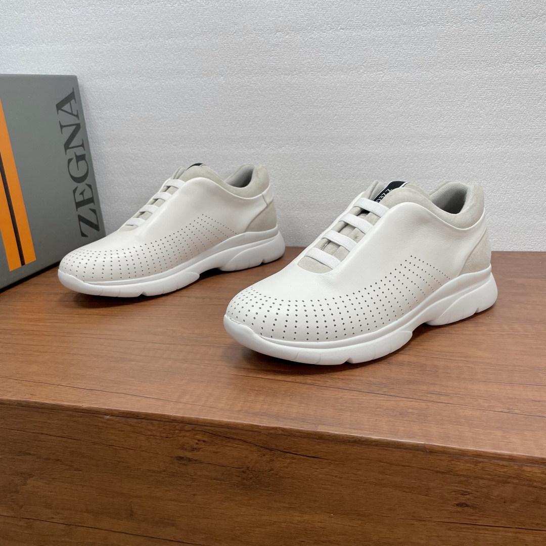 NO:588867,Code YS004352 ZEGNA/Zegna men's new leather casual sports shoes, made in Dongguan Heavy Industry, the shoes are made of soft sheepskin and suede, versatile low-cut toe style, with elastic webbing details on the front, logo logo on the tongue, fashionable style. Lightweight foam rubber outsole, fabric lining for the feet, the upper foot is very light and breathable, non-slip, and has strong grip!  Suitable for daily wear, sports, hiking and outdoor use!  Completely furnished and comes with dust bag!  Code number 39-40-41-42-43-44 Standard leather shoe code (45 can be customized and does not support returns) Item number 4121X set of feet white, zegna, sneakers, sheepskin, chamois leather19860909编码YS004352 ZEGNA/杰尼亚 男士新款皮革休闲运动鞋 莞产重工精品,鞋履采用柔软羊皮革和麂皮制成,百搭的低帮套脚款式,正面点缀弹力织带细节,鞋舌饰以logo徽标,款式时尚潮流.轻质发泡橡胶大底,织物内里垫脚,上脚非常轻便透气,防滑、抓地性强！适用于日常穿搭、运动徒步户外！配套齐全,附防尘袋！ 码数39-40-41-42-43-44 标准皮鞋码（45可定做不支持退换） 货号4121X套脚 白色,,zegna,sneakers,sheepskin,chamois leather,Men's shoes