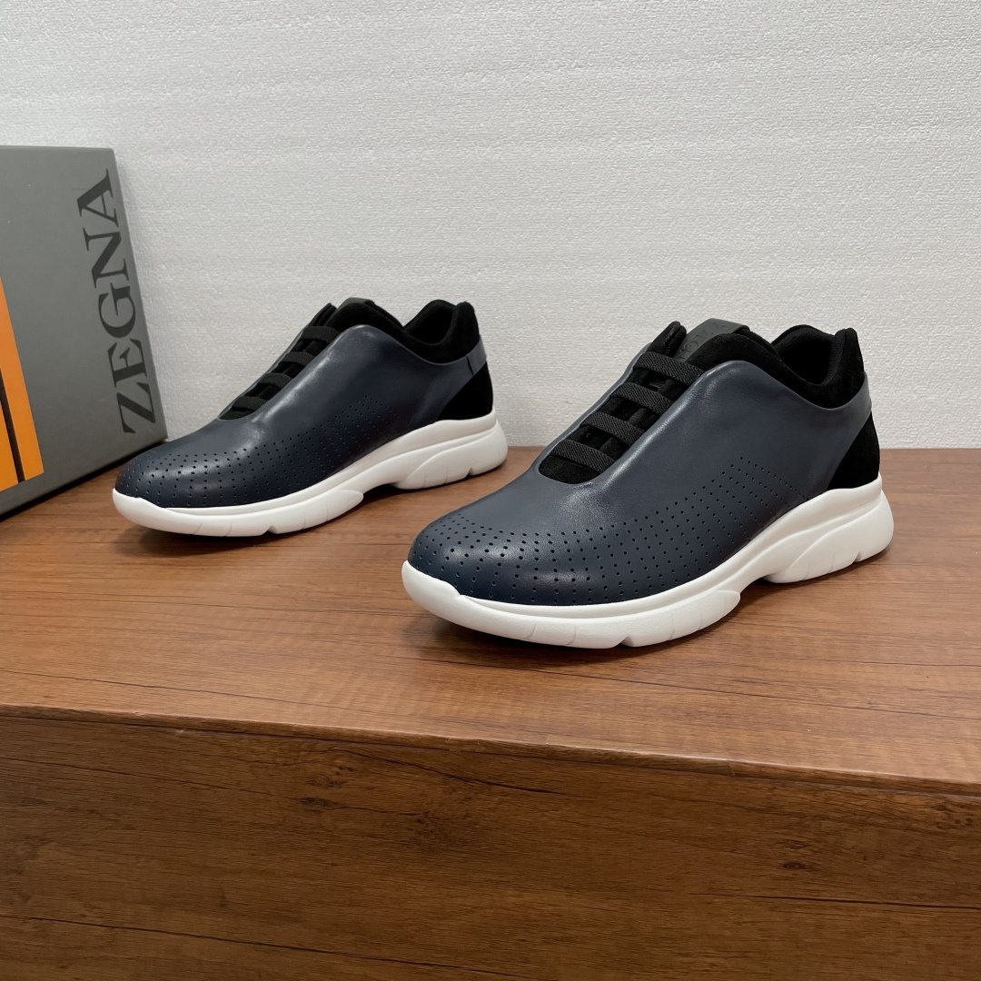 NO:588871,Code YS004352 ZEGNA/Zegna men's new leather casual sports shoes, made in Dongguan Heavy Industry, the shoes are made of soft sheepskin and suede, versatile low-cut toe style, with elastic webbing details on the front, logo logo on the tongue, fashionable style. Lightweight foam rubber outsole, fabric lining for the feet, the upper foot is very light and breathable, non-slip, and has strong grip!  Suitable for daily wear, sports, hiking and outdoor use!  Completely furnished and comes with dust bag!  Code number 39-40-41-42-43-44 Standard leather shoe code (45 can be customized and does not support returns) Item number 4121X set of feet blue, zegna, sneakers, sheepskin, chamois leather19860909编码YS004352 ZEGNA/杰尼亚 男士新款皮革休闲运动鞋 莞产重工精品,鞋履采用柔软羊皮革和麂皮制成,百搭的低帮套脚款式,正面点缀弹力织带细节,鞋舌饰以logo徽标,款式时尚潮流.轻质发泡橡胶大底,织物内里垫脚,上脚非常轻便透气,防滑、抓地性强！适用于日常穿搭、运动徒步户外！配套齐全,附防尘袋！ 码数39-40-41-42-43-44 标准皮鞋码（45可定做不支持退换） 货号4121X套脚 蓝色,,zegna,sneakers,sheepskin,chamois leather,Men's shoes