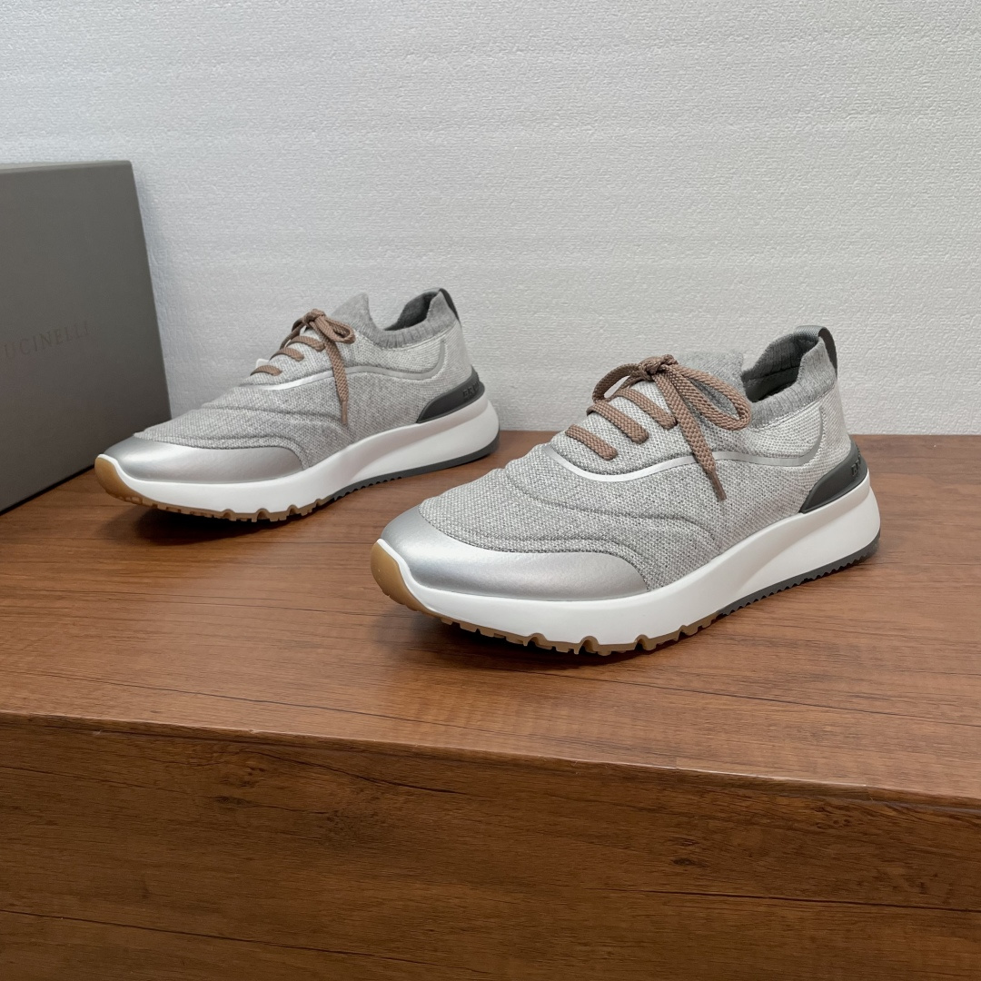 NO:575201,Brunello Cucinelli BC new men's knitted casual sports shoes Brunello  Cucinelli's classic yarn inspires the sophistication and sporty taste of this sneaker. The wool knitted fabric upper is extremely light and elastic, with a tight and dense appearance, and is paired with a contrasting TPU material structure to sublimate the overall shape, comfort and breathability. The elasticity of the knitted fabric can ensure a better fit and more comfortable wearing. Paired with a lightweight microperforated contrasting rubber outsole, combined with a slip-on and lace-up version, the upper is comfortable and breathable, and comes with a full set of original packaging!  Code number 39-40-41-42-43-44 Leather shoe size (38/45/46/47 can be customized but does not support returns) Item number CT073-20 Gray, brunello cucinelli, sneakers19860909Brunello Cucinelli BC新款男士针织休闲运动鞋  Brunello Cucinelli的经典纱线激发了这款运动鞋的精致与运动品味.羊毛针织织物鞋面极致轻盈且富有弹性,鞋面紧致和疏密外观,再配以撞色TPU材质结构,升华整体构型、舒适和透气性能.针织品的弹性可以确保鞋子更合脚,穿着更舒适.搭配轻质微孔撞色橡胶大底,结合套穿与系带版型,上脚舒适透气,配全套原包装！ 码数39-40-41-42-43-44 皮鞋尺码（38/45/46/47可定做但不支持退换） 货号CT073-20 灰色,,brunello cucinelli,sneakers,Men's shoes