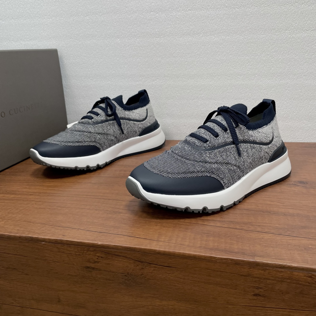 NO:575203,Brunello Cucinelli BC new men's knitted casual sports shoes Brunello  Cucinelli's classic yarn inspires the sophistication and sporty taste of this sneaker. The wool knitted fabric upper is extremely light and elastic, with a tight and dense appearance, and is paired with a contrasting TPU material structure to sublimate the overall shape, comfort and breathability. The elasticity of the knitted fabric can ensure a better fit and more comfortable wearing. Paired with a lightweight microperforated contrasting rubber outsole, combined with a slip-on and lace-up version, the upper is comfortable and breathable, and comes with a full set of original packaging!  Code number 39-40-41-42-43-44 Leather shoe size (38/45/46/47 can be customized but does not support returns) Item number CT073-20 blue, brunello cucinelli, sneakers19860909Brunello Cucinelli BC新款男士针织休闲运动鞋  Brunello Cucinelli的经典纱线激发了这款运动鞋的精致与运动品味.羊毛针织织物鞋面极致轻盈且富有弹性,鞋面紧致和疏密外观,再配以撞色TPU材质结构,升华整体构型、舒适和透气性能.针织品的弹性可以确保鞋子更合脚,穿着更舒适.搭配轻质微孔撞色橡胶大底,结合套穿与系带版型,上脚舒适透气,配全套原包装！ 码数39-40-41-42-43-44 皮鞋尺码（38/45/46/47可定做但不支持退换） 货号CT073-20 蓝色,,brunello cucinelli,sneakers,Men's shoes