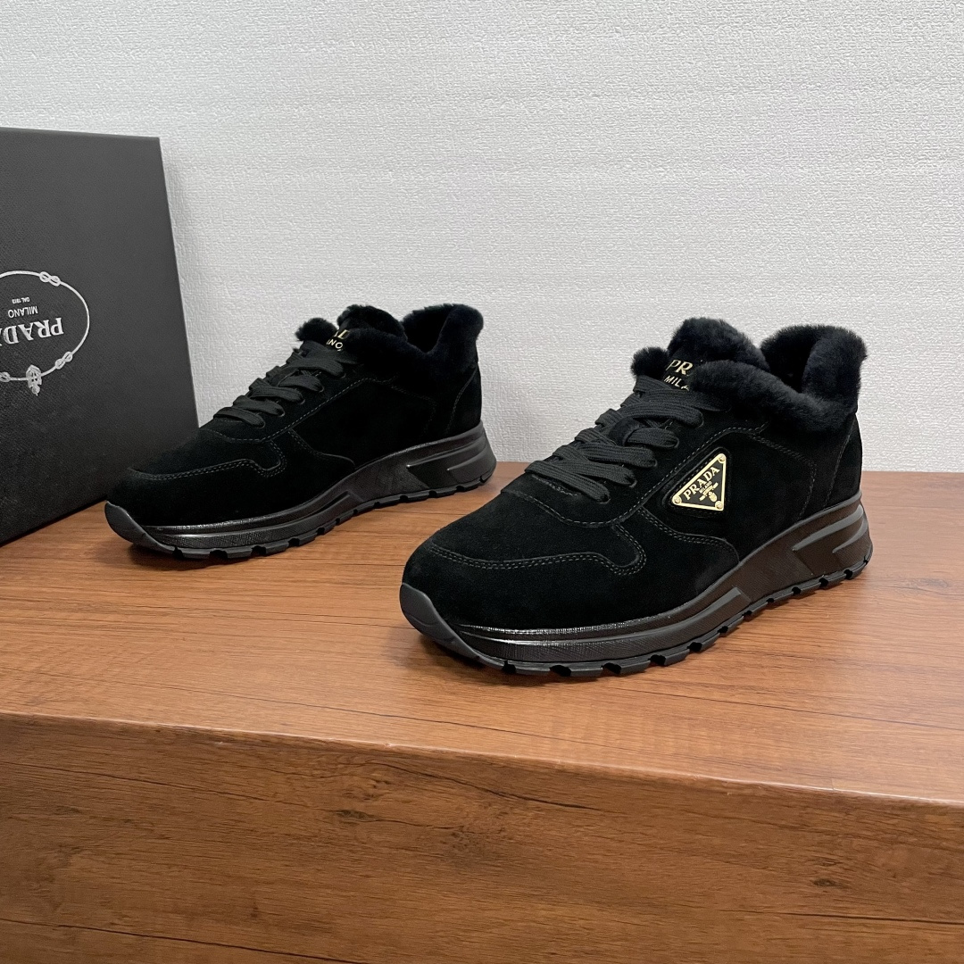 NO:588996,Code Prada/Prada PRAX men's suede leather sneakers, top-notch products made in Guangzhou!  This Prax sneaker combines style and comfort, continuing the classic sports design with a soft suede cow leather upper, the iconic enameled triangular metal logo decoration on the outside, and the Prada Milano screen-printed logo on the tongue, showing the brand style. It is equipped with a 2.5cm lightweight embossed pattern rubber sole, silk-printed logo leather label wool feet, and upper sheepskin lining. It is soft, comfortable and warm, with a modern and dynamic look. Comes with a full set of original packaging dust bag!  Size 39-40-41-42-43-44-45 standard leather shoe size (38/46 can be customized and cannot be returned or exchanged) Item number 2EE443 matte black, prada, prada, sneakers, cowhide, sheepskin19860909编码 Prada/普拉达 PRAX 男士绒面皮革运动鞋 莞产顶级猛货！这款Prax运动鞋将风格与舒适融为一体,延续经典运动风设计采用柔软绒面牛皮革鞋面,外侧标志性涂珐琅三角形金属徽标装饰,鞋舌饰以Prada Milano丝网印花徽标,尽显品牌格调.搭配2.5cm轻质凹凸花纹橡胶鞋底,丝印徽标皮标羊毛垫脚,鞋帮羊皮毛衬里,柔软舒适保暖,现代造型动感十足.配全套原包装防尘袋！ 尺码39-40-41-42-43-44-45标准皮鞋码（38/46可定做不能退换） 货号2EE443磨砂 黑色,,prada,prada,sneakers,cowhide,sheepskin,Men's shoes