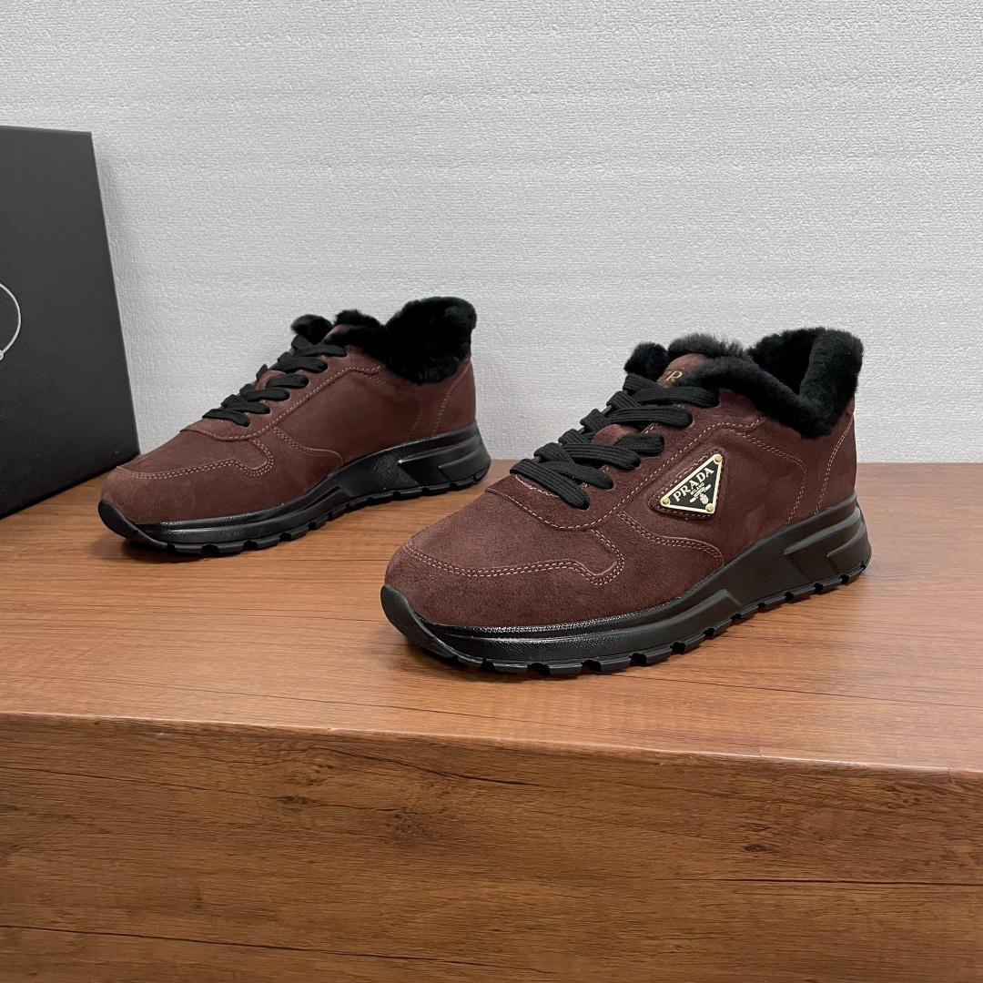 NO:589003,Code Prada/Prada PRAX men's suede leather sneakers, top-notch products made in Guangzhou!  This Prax sneaker combines style and comfort, continuing the classic sports design with a soft suede cow leather upper, the iconic enameled triangular metal logo decoration on the outside, and the Prada Milano screen-printed logo on the tongue, showing the brand style. It is equipped with a 2.5cm lightweight embossed pattern rubber sole, silk-printed logo leather label wool feet, and upper sheepskin lining. It is soft, comfortable and warm, with a modern and dynamic look. Comes with a full set of original packaging dust bag!  Size 39-40-41-42-43-44-45 standard leather shoe size (38/46 can be customized and cannot be returned or exchanged) Item number 2EE443 frosted coffee color, prada, prada, sneakers, cowhide, sheepskin19860909编码 Prada/普拉达 PRAX 男士绒面皮革运动鞋 莞产顶级猛货！这款Prax运动鞋将风格与舒适融为一体,延续经典运动风设计采用柔软绒面牛皮革鞋面,外侧标志性涂珐琅三角形金属徽标装饰,鞋舌饰以Prada Milano丝网印花徽标,尽显品牌格调.搭配2.5cm轻质凹凸花纹橡胶鞋底,丝印徽标皮标羊毛垫脚,鞋帮羊皮毛衬里,柔软舒适保暖,现代造型动感十足.配全套原包装防尘袋！ 尺码39-40-41-42-43-44-45标准皮鞋码（38/46可定做不能退换） 货号2EE443磨砂 咖色,,prada,prada,sneakers,cowhide,sheepskin,Men's shoes