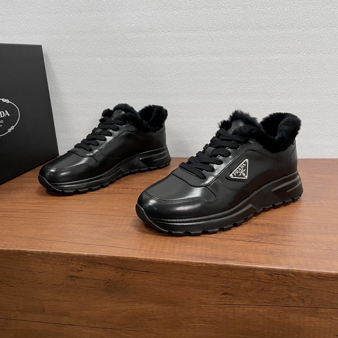 NO:588986,Code Prada/Prada PRAX men's leather sneakers, top-notch products made in Guangzhou!  This Prax sneaker combines style and comfort, continuing the classic sports design with a soft and smooth calfskin upper, the iconic enameled triangular metal logo decoration on the outside, and the Prada Milano embossed logo on the tongue, showing the brand style. It is equipped with a 2.5cm lightweight concave and convex pattern rubber sole, silk-printed logo leather label wool foot pad, upper sheepskin lining, soft, comfortable and warm, modern and dynamic style. Comes with a full set of original packaging dust bag!  Size 39-40-41-42-43-44-45 standard leather shoe size (38/46 can be customized and cannot be returned or exchanged) Item number 2EE443 full leather black cowhide, prada, prada, sneakers, cowhide, sheepskin19860909编码 Prada/普拉达 PRAX 男士皮革运动鞋 莞产顶级猛货！这款Prax运动鞋将风格与舒适融为一体,延续经典运动风设计采用柔软光滑小牛皮鞋面,外侧标志性涂珐琅三角形金属徽标装饰,鞋舌饰以Prada Milano压纹徽标,尽显品牌格调.搭配2.5cm轻质凹凸花纹橡胶鞋底,丝印徽标皮标羊毛垫脚,鞋帮羊皮毛衬里,柔软舒适保暖,现代造型动感十足.配全套原包装防尘袋！ 尺码39-40-41-42-43-44-45标准皮鞋码（38/46可定做不能退换） 货号2EE443全皮 黑牛皮,,prada,prada,sneakers,cowhide,sheepskin,Men's shoes