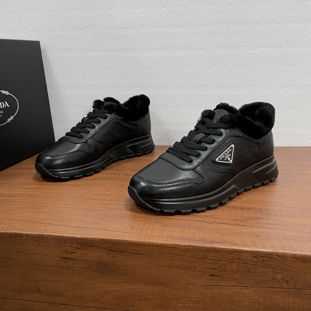 NO:588983,Code Prada/Prada PRAX men's leather sneakers, top-notch products made in Guangzhou!  This Prax sneaker combines style and comfort, continuing the classic sports design with pebbled calfskin upper, the iconic enameled triangle metal logo decoration on the outside, and the Prada Milano embossed logo on the tongue, showing the brand style. It is equipped with a 2.5cm lightweight concave and convex pattern rubber sole, silk-printed logo leather label wool feet, upper sheepskin lining, soft, comfortable and warm, modern and dynamic shape. Comes with a full set of original packaging dust bag!  Size 39-40-41-42-43-44-45 standard leather shoe size (38/46 can be customized and cannot be returned or exchanged) Item number 2EE443 full leather black litchi pattern, prada, prada, sneakers, cowhide, sheepskin19860909编码 Prada/普拉达 PRAX 男士皮革运动鞋 莞产顶级猛货！这款Prax运动鞋将风格与舒适融为一体,延续经典运动风设计采用荔枝纹小牛皮鞋面,外侧标志性涂珐琅三角形金属徽标装饰,鞋舌饰以Prada Milano压纹徽标,尽显品牌格调.搭配2.5cm轻质凹凸花纹橡胶鞋底,丝印徽标皮标羊毛垫脚,鞋帮羊皮毛衬里,柔软舒适保暖,现代造型动感十足.配全套原包装防尘袋！ 尺码39-40-41-42-43-44-45标准皮鞋码（38/46可定做不能退换） 货号2EE443全皮 黑荔枝纹,,prada,prada,sneakers,cowhide,sheepskin,Men's shoes