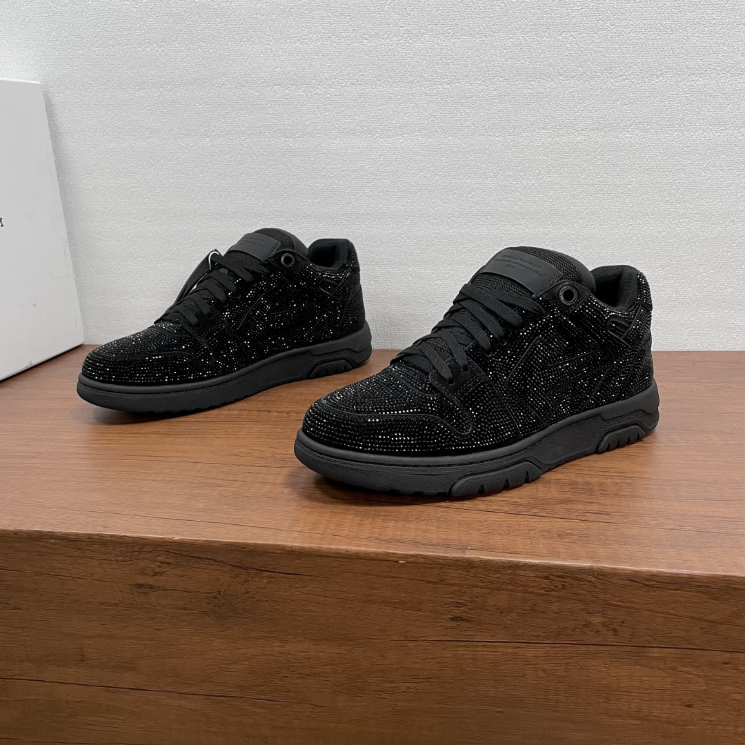 NO:589522,Off-White OUT of Office's new men's lace-up sneakers decorated with arrows and full diamonds. This sneaker is based on OW's classic arrow sneakers. The cow leather upper is inlaid with crystal diamond effects. It is equipped with cotton laces, and the top is decorated with a metal enamel eyelet buckle with the brand logo, and is decorated with an embossed leather hangtag. It is equipped with OW's classic element rubber soles and fabric-lined insoles. It has strong upper-foot wrapping, novel style, comfortable and breathable upper feet, fashionable and energetic!  Comes with original box and dust bag!  Size 39-40-41-42-43-44 Standard leather shoe size (38/45 can be customized and cannot be returned or exchanged) Item number 1N121 full diamond black, off white, sneakers, cowhide19860909Off-White OUT of Office 新款饰箭头全钻男士系带运动鞋 这款运动鞋是以OW经典箭头板鞋为基础,牛皮革鞋面镶嵌水晶钻效果.搭配棉鞋带,顶部饰有品牌徽标金属珐琅鞋眼扣,并饰有压纹皮革吊牌装饰.搭配OW经典元素橡胶鞋底,织物内里鞋垫,上脚包裹性极强,款式新颖,上脚舒适透气,时尚有活力！配原盒包装防尘袋！ 尺码39-40-41-42-43-44 标准皮鞋码(38/45可定做不能退换） 货号1N121全钻 黑色,,off white,sneakers,cowhide,Men's shoes