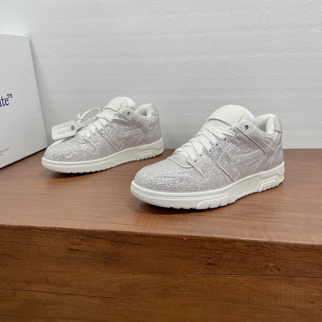 NO:589527,Off-White OUT of Office's new men's lace-up sneakers decorated with arrows and full diamonds. This sneaker is based on OW's classic arrow sneakers. The cow leather upper is inlaid with crystal diamond effects. It is equipped with cotton laces, and the top is decorated with a metal enamel eyelet buckle with the brand logo, and is decorated with an embossed leather hangtag. It is equipped with OW's classic element rubber soles and fabric-lined insoles. It has strong upper-foot wrapping, novel style, comfortable and breathable upper feet, fashionable and energetic!  Comes with original box and dust bag!  Size 39-40-41-42-43-44 Standard leather shoe size (38/45 can be customized and cannot be returned or exchanged) Item number 1N121 full diamond white, off white, sneakers, cowhide19860909Off-White OUT of Office 新款饰箭头全钻男士系带运动鞋 这款运动鞋是以OW经典箭头板鞋为基础,牛皮革鞋面镶嵌水晶钻效果.搭配棉鞋带,顶部饰有品牌徽标金属珐琅鞋眼扣,并饰有压纹皮革吊牌装饰.搭配OW经典元素橡胶鞋底,织物内里鞋垫,上脚包裹性极强,款式新颖,上脚舒适透气,时尚有活力！配原盒包装防尘袋！ 尺码39-40-41-42-43-44 标准皮鞋码(38/45可定做不能退换） 货号1N121全钻 白色,,off white,sneakers,cowhide,Men's shoes