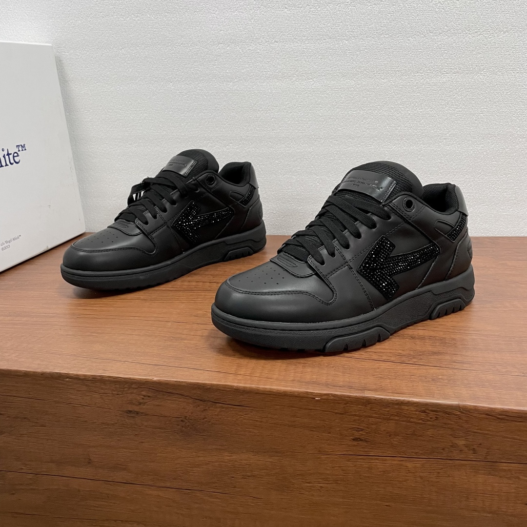 NO:589532,Off-White OUT of Office new men's lace-up sneakers decorated with arrows and full diamonds  These classic arrow sneakers are made of calf leather uppers with perforated toe details and arrows inlaid with crystal diamond effects. They are paired with cotton laces and are decorated with brand logo metal enamel eyelet buckles on the top, and are decorated with embossed leather hangtags. The fabric tongue is decorated with logo leather logo, and the heel is screen-printed with logo letter details. It is equipped with OW classic element rubber soles and fabric-lined insoles. It has strong upper-foot wrapping, novel style, comfortable and breathable upper feet, fashionable and energetic!  Comes with original box and dust bag!  Size 39-40-41-42-43-44 standard leather shoe size (38/45 can be customized and cannot be returned or exchanged) Item number 1N121 arrow diamond black, off white, sneakers, cowhide19860909Off-White OUT of Office 新款饰箭头全钻男士系带运动鞋 这款经典箭头板鞋,选用小牛皮革鞋面,鞋头开孔细节,箭头镶嵌水晶钻效果.搭配棉鞋带,顶部饰有品牌徽标金属珐琅鞋眼扣,并饰有压纹皮革吊牌装饰.织物鞋舌饰以logo皮革标识,后跟丝印logo字母细节,搭配OW经典元素橡胶鞋底,织物内里鞋垫,上脚包裹性极强,款式新颖,上脚舒适透气,时尚有活力！配原盒包装防尘袋！ 尺码39-40-41-42-43-44 标准皮鞋码(38/45可定做不能退换） 货号1N121箭钻 黑色,,off white,sneakers,cowhide,Men's shoes