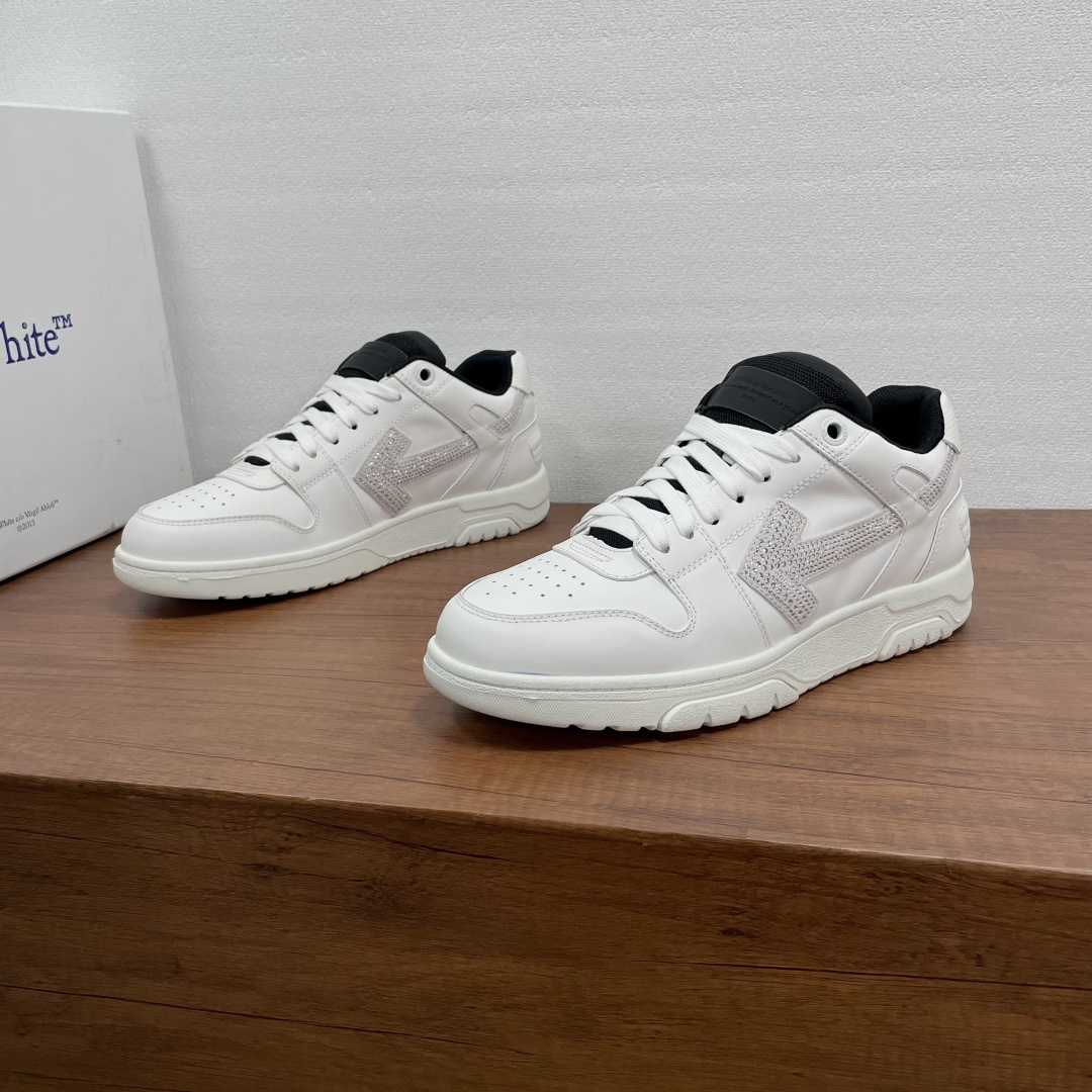 NO:589536,Off-White OUT of Office new men's lace-up sneakers decorated with arrows and full diamonds  These classic arrow sneakers are made of calf leather uppers with perforated toe details and arrows inlaid with crystal diamond effects. They are paired with cotton laces and are decorated with brand logo metal enamel eyelet buckles on the top, and are decorated with embossed leather hangtags. The fabric tongue is decorated with logo leather logo, and the heel is screen-printed with logo letter details. It is equipped with OW classic element rubber soles and fabric-lined insoles. It has strong upper-foot wrapping, novel style, comfortable and breathable upper feet, fashionable and energetic!  Comes with original box and dust bag!  Size 39-40-41-42-43-44 standard leather shoe size (38/45 can be customized and cannot be returned or exchanged) Item number 1N121 arrow diamond white, off white, sneakers,cowhide19860909Off-White OUT of Office 新款饰箭头全钻男士系带运动鞋 这款经典箭头板鞋,选用小牛皮革鞋面,鞋头开孔细节,箭头镶嵌水晶钻效果.搭配棉鞋带,顶部饰有品牌徽标金属珐琅鞋眼扣,并饰有压纹皮革吊牌装饰.织物鞋舌饰以logo皮革标识,后跟丝印logo字母细节,搭配OW经典元素橡胶鞋底,织物内里鞋垫,上脚包裹性极强,款式新颖,上脚舒适透气,时尚有活力！配原盒包装防尘袋！ 尺码39-40-41-42-43-44 标准皮鞋码(38/45可定做不能退换） 货号1N121箭钻 白色,,off white,sneakers,cowhide,Men's shoes