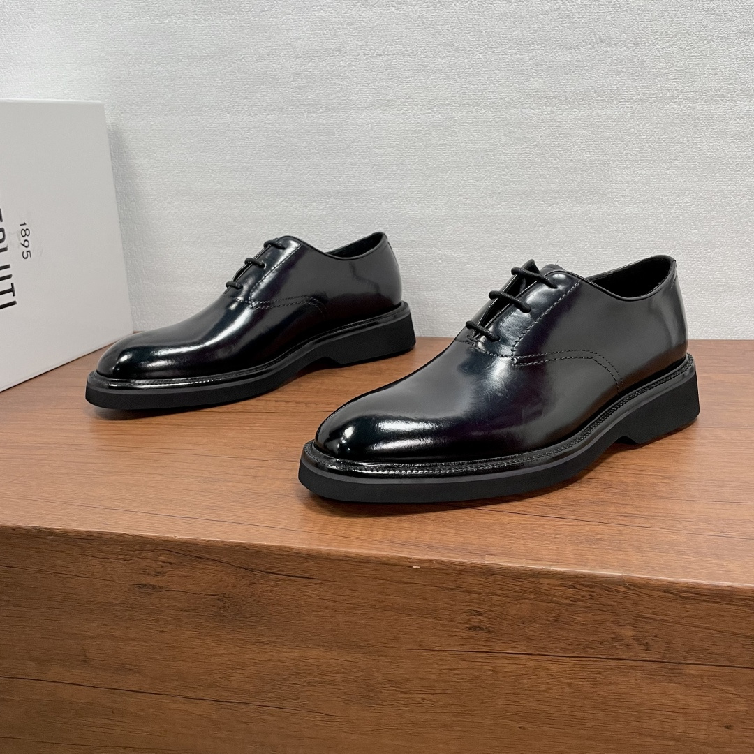 NO:589542,Berluti/Bruti Alessio Oxford shoes men's business formal shoes  This series is inspired by the 'Buck' shoes that were popular on American campuses in the last century, and is consistent with the brand's aesthetics. It is made of imported cowhide leather with hand-rubbing technology, with genuine leather welts and EVA lightweight rubber soles. It has full cowhide lining and a rounded and comfortable silhouette. It can handle various occasions with ease, whether it is to add a relaxed atmosphere to formal wear or add style to weekend casual looks. It comes with a full set of original packaging!  Size 39-40-41-42-43-44 Standard leather shoe size (38/45/46 can be customized and cannot be returned or exchanged) Item No. 8553-3 Dark blue,,cowhide19860909Berluti/布鲁提 Alessio牛津鞋男士商务正装鞋 该系列的灵感源自上世纪代美国校园流行的“Buck”鞋款,与品牌美学一脉相承.采用进口牛皮胚面手工擦色工艺打造,搭配真皮沿条和EVA轻质橡胶鞋底,全牛皮内里垫脚,圆润舒适的廓形,可游刃有余地应对各种场合,无论是为正装增添轻松气息,还是为周末休闲造型增添格调,皆能从容应对.配全套原包装！ 码数39-40-41-42-43-44 标准皮鞋码（38/45/46可定做不能退换） 货号8553-3 深蓝,,cowhide,Men's shoes