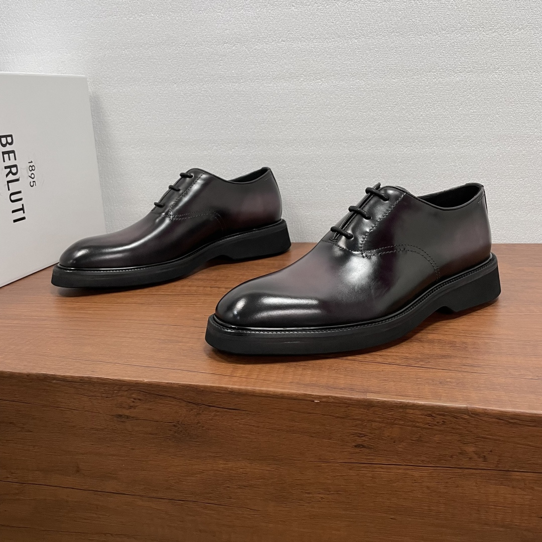 NO:589547,Berluti/Bruti Alessio Oxford shoes men's business formal shoes  This series is inspired by the 'Buck' shoes that were popular on American campuses in the last century, and is consistent with the brand's aesthetics. It is made of imported cowhide leather with hand-rubbing technology, with genuine leather welts and EVA lightweight rubber soles. It has full cowhide lining and a rounded and comfortable silhouette. It can handle various occasions with ease, whether it is to add a relaxed atmosphere to formal wear or add style to weekend casual looks. It comes with a full set of original packaging!  Size 39-40-41-42-43-44 Standard leather shoe size (38/45/46 can be customized and cannot be returned or exchanged) Item No. 8553-3 Heika,,cowhide19860909Berluti/布鲁提 Alessio牛津鞋男士商务正装鞋 该系列的灵感源自上世纪代美国校园流行的“Buck”鞋款,与品牌美学一脉相承.采用进口牛皮胚面手工擦色工艺打造,搭配真皮沿条和EVA轻质橡胶鞋底,全牛皮内里垫脚,圆润舒适的廓形,可游刃有余地应对各种场合,无论是为正装增添轻松气息,还是为周末休闲造型增添格调,皆能从容应对.配全套原包装！ 码数39-40-41-42-43-44 标准皮鞋码（38/45/46可定做不能退换） 货号8553-3 黑咖,,cowhide,Men's shoes