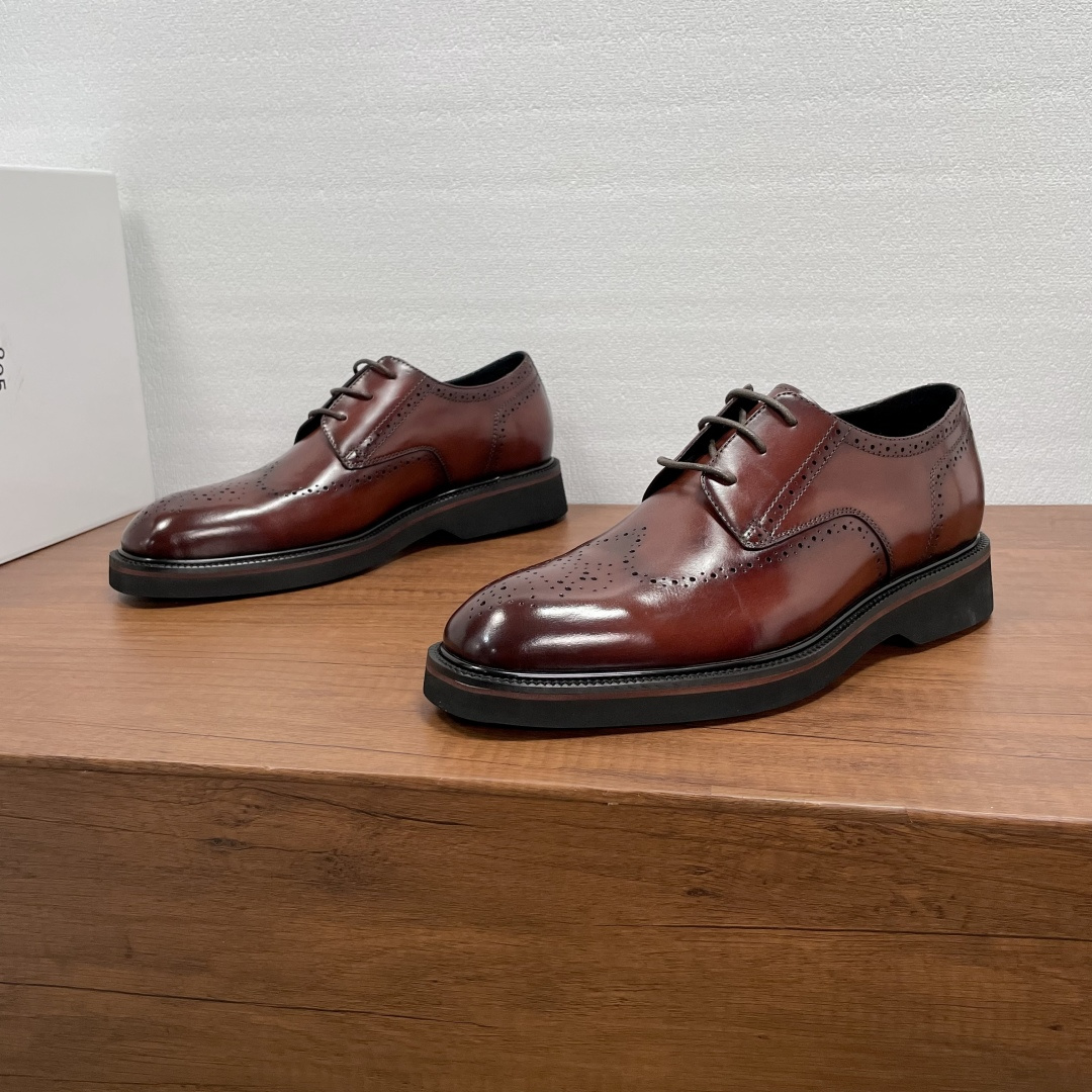 NO:589558,Berluti/Bruti Alessio Derby shoes men's business formal shoes  This series is inspired by the 'Buck' shoes that were popular on American campuses in the last century, and is consistent with the brand's aesthetics. Made of imported cowhide leather with hand-rubbing technology, the classic Brogue carved Derby shoes are equipped with genuine leather welts and EVA lightweight rubber soles. They have full cowhide lining and a rounded and comfortable silhouette. They can handle various occasions with ease, whether it is to add a relaxed atmosphere to formal wear or add style to weekend casual looks. They can be handled with ease. Comes with a full set of original packaging!  Size 39-40-41-42-43-44 Standard leather shoe size (38/45/46 can be customized and cannot be returned or exchanged) Item No. 8553-1 Brown,,cowhide19860909Berluti/布鲁提 Alessio德比鞋男士商务正装鞋 该系列的灵感源自上世纪代美国校园流行的“Buck”鞋款,与品牌美学一脉相承.采用进口牛皮胚面手工擦色工艺打造,经典布洛克雕花德比鞋,搭配真皮沿条和EVA轻质橡胶鞋底,全牛皮内里垫脚,圆润舒适的廓形,可游刃有余地应对各种场合,无论是为正装增添轻松气息,还是为周末休闲造型增添格调,皆能从容应对.配全套原包装！ 码数39-40-41-42-43-44 标准皮鞋码（38/45/46可定做不能退换） 货号8553-1 棕色,,cowhide,Men's shoes