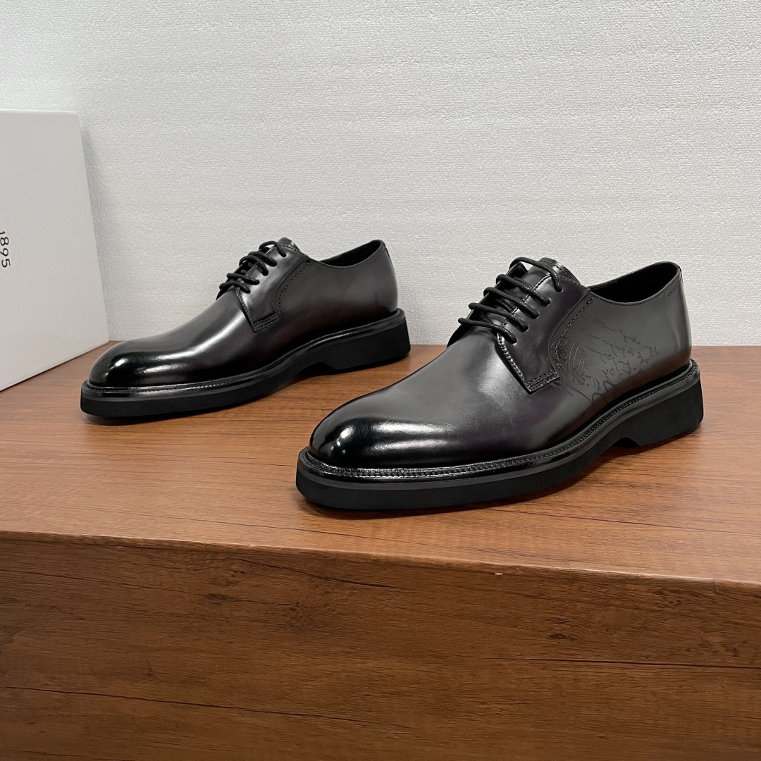 NO:589574,Berluti/Brutti Alessio Derby Shoes Men's Business Formal Shoes This series is inspired by the 'Buck' shoes that were popular on American campuses in the last century, and is in line with the brand's aesthetics. It is made of imported cowhide leather with hand-rubbing technology, and the upper is decorated with the iconic Venezia  Scritto pattern, with genuine leather welts and EVA lightweight rubber soles, full cowhide lining for feet, and a rounded and comfortable silhouette, which can be easily adapted to various occasions, whether it is adding a relaxed atmosphere to formal wear or adding style to weekend casual looks. It can be handled with ease. Comes with a full set of original packaging!  Size 39-40-41-42-43-44 Standard leather shoe size (38/45/46 can be customized and cannot be returned or exchanged) Item No. 8553-2 Dark gray,,cowhide19860909Berluti/布鲁提 Alessio德比鞋男士商务正装鞋 该系列的灵感源自上世纪代美国校园流行的“Buck”鞋款,与品牌美学一脉相承.采用进口牛皮胚面手工擦色工艺打造,鞋帮饰以标志性Venezia Scritto图案,搭配真皮沿条和EVA轻质橡胶鞋底,全牛皮内里垫脚,圆润舒适的廓形,可游刃有余地应对各种场合,无论是为正装增添轻松气息,还是为周末休闲造型增添格调,皆能从容应对.配全套原包装！ 码数39-40-41-42-43-44 标准皮鞋码（38/45/46可定做不能退换） 货号8553-2 深灰,,cowhide,Men's shoes