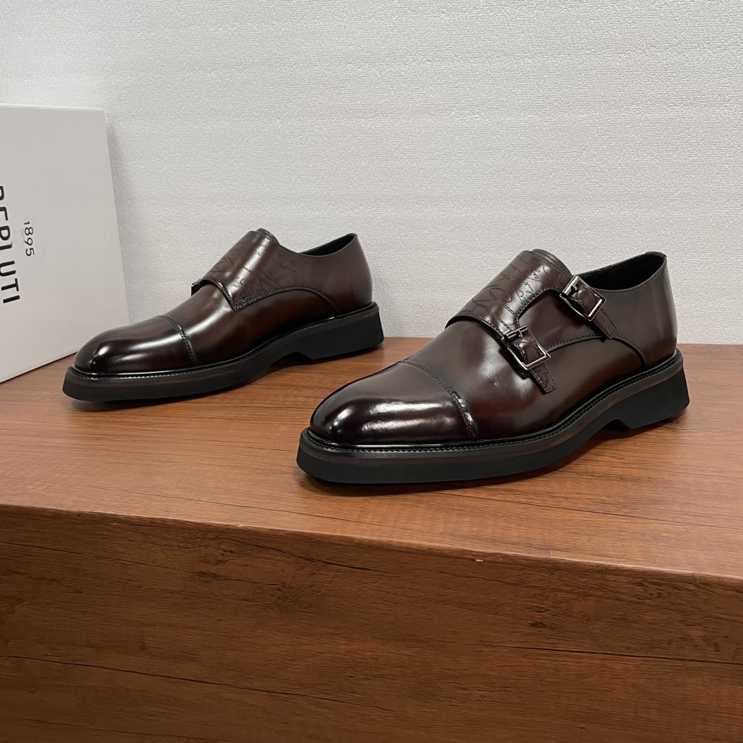 NO:589588,Berluti/Bruti Demesure Neo Parade Double-buckle Monk Shoes These buckled monk shoes interpret the classic shape with a casual style. This item is suitable for matching with jeans, and can also give the suit an unexpected modern style. It is made of imported cowhide leather with hand-rubbing process, and is decorated with the iconic Venezia on the front.  Scritto pattern double buckle, two-joint design, with leather welts and EVA lightweight rubber soles, full cowhide lining and rounded and comfortable silhouette, can be easily adapted to various occasions, whether it is to add a relaxed atmosphere to formal wear or add style to weekend casual looks, it can be handled with ease. Comes with a full set of original packaging!  Size 39-40-41-42-43-44 Standard leather shoe size (38/45/46 can be customized and cannot be returned or exchanged) Item No. 8552-5 Coffee color, jeans, cowhide19860909Berluti/布鲁提 Demesure Neo Parade双扣僧侣鞋孟克鞋 这款搭扣孟克鞋以休闲风格诠释经典造型.该单品与牛仔裤搭配相宜,亦能赋予套装意想不到的现代风度.采用进口牛皮胚面手工擦色工艺打造,正面饰以标志性Venezia Scritto图案双搭扣,二接头设计,搭配真皮沿条和EVA轻质橡胶鞋底,全牛皮内里垫脚,圆润舒适的廓形,可游刃有余地应对各种场合,无论是为正装增添轻松气息,还是为周末休闲造型增添格调,皆能从容应对.配全套原包装！ 码数39-40-41-42-43-44 标准皮鞋码（38/45/46可定做不能退换） 货号8552-5 咖色,,jeans,cowhide,Men's shoes