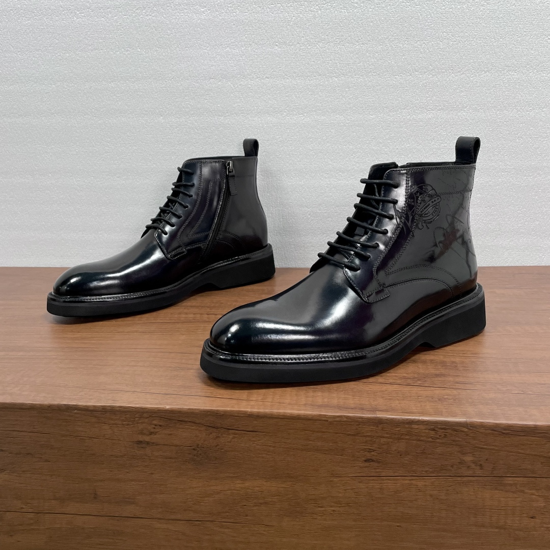 NO:589601,Berluti Men's lace-up boots. These boots combine exquisite structure and elegance. They are made of imported cowhide leather and hand-rubbed. They have a high-top lace-up style and the upper is decorated with Venezia.  Scritto pattern, heel with pull-tab, leather welts and EVA lightweight rubber soles, full cowhide lining for feet, and a rounded and comfortable silhouette that can be easily adapted to various occasions, whether it is adding a relaxed atmosphere to a formal outfit or adding style to a weekend casual look. It can be handled with ease. Comes with a full set of original packaging!  Size 39-40-41-42-43-44 Standard leather shoe size (38/45/46 can be customized and cannot be returned or exchanged) Item No. 8553H-1 Dark blue, boots, cowhide19860909Berluti/布鲁提 男士系带短靴 这款短靴采用精巧结构和优雅相结合,采用进口牛皮胚面手工擦色工艺打造,高帮系带款式,鞋帮饰以Venezia Scritto图案,后跟配有鞋提拉袢,搭配真皮沿条和EVA轻质橡胶鞋底,全牛皮内里垫脚,圆润舒适的廓形,可游刃有余地应对各种场合,无论是为正装增添轻松气息,还是为周末休闲造型增添格调,皆能从容应对.配全套原包装！ 码数39-40-41-42-43-44 标准皮鞋码（38/45/46可定做不能退换） 货号8553H-1 深蓝,,boots,cowhide,Men's shoes