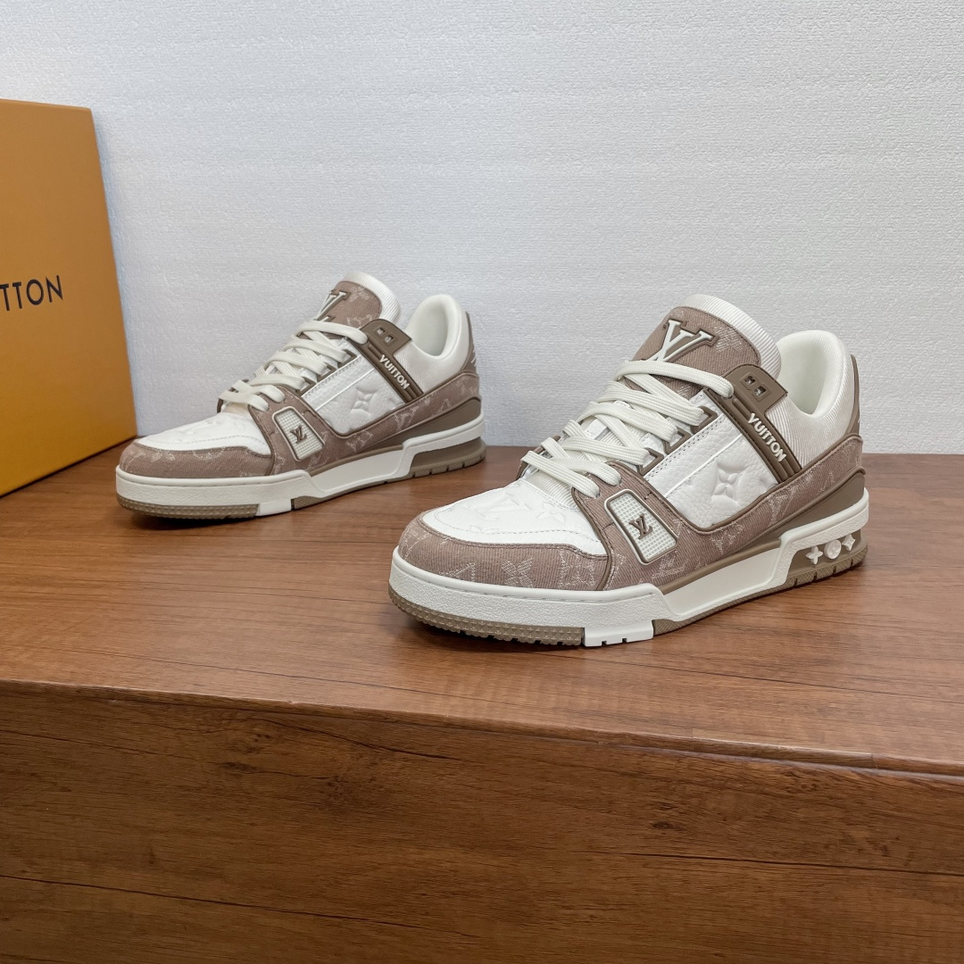 NO:888035,Coding LV Vuitton world The latest LV TRAINER series sneakers This LV Trainer sneaker is made of Monogram denim and Monogram embossed grained cow leather. The original construction is made by Virgil Abloh. The complex upper and various brand elements enhance recognition. LV letters light up the tongue and back, and Monogram flowers bloom on the technical rubber outsole. The tongue is decorated with LV letters, the Vuitton logo is decorated on the side, and the outsole is decorated with  Monogram flower, and continues the comfortable experience brought by the innovative gel outsole. Needless to say, the comfort of Lujia's shoes comes with a full set of packaging!  Men's size 39-40-41-42-43-44 (38/45 can be customized but cannot be returned or exchanged) Standard leather shoe size Item No. 0159 Printed denim Off-white coffee,,louis vuitton,louis vuitton,louis vuitton,sneakers,cowhide19860909编码 LV威登世界 最新款LV TRAINER系列运动鞋 本款 LV Trainer 运动鞋取材 Monogram 丹宁布和 Monogram 压纹粒面牛皮革.原版构型出自 Virgil Abloh 之手.繁复鞋面和多样品牌元素提升辨识度.LV 字母点亮鞋舌和背面,Monogram 花卉于科技橡胶外底绽放.鞋舌饰有 LV 字母,侧面饰有 Vuitton 标识,外底饰有 Monogram 花卉,并延续创新凝胶外底带来的舒适体验.驴家的鞋子舒适度是不必多说.配全套包装 ！ 男码39-40-41-42-43-44（38/45可定做但不能退换）标准皮鞋码 货号0159印花牛仔 米白咖,,louis vuitton,louis vuitton,louis vuitton,sneakers,cowhide,Men's shoes