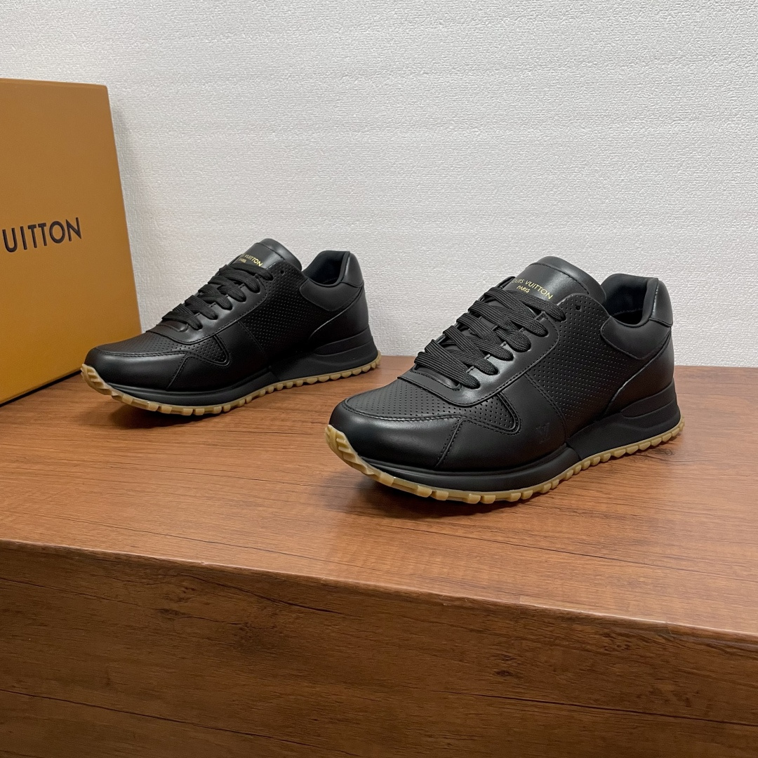 NO:779079,LV Donkey Brand Louis Vuitton 2026 RUN AWAY sneakers. This Run Away sneaker is made of first-layer cowhide and breathable original materials. The wedge-shaped rubber outsole continues the running shoe design, embellished with Monogram flowers, LV letters are marked on the tongue, and the Louis Vuitton Paris logo is embellished on the back. It is equipped with brand logo cotton feet, and the mesh lining and cowhide stitching wrap make the upper foot comfortable and breathable!  Size39-44 (customized at 45.46),,louis vuitton,louis vuitton,louis vuitton,sneakers,cowhide19860909LV 驴牌 路易威登 2026 RUN AWAY 运动鞋,本款 Run Away 运动鞋选用头层牛皮拼透气原版材质,楔形橡胶外底延续跑鞋设计,缀 Monogram 花卉,Lv 字母标注鞋舌,路易威登巴黎标识点缀后部.搭配品牌标识棉垫脚,网面内里后跟牛皮拼接包裹,上脚舒适透气！ Size39-44（45.46定做）,,louis vuitton,louis vuitton,louis vuitton,sneakers,cowhide,Men's shoes