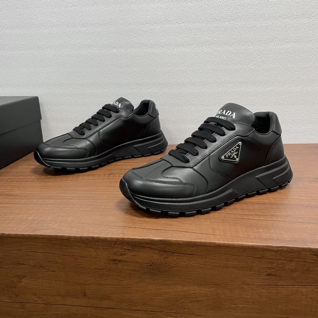 NO:664106,Prada/Prax series men's casual sneakers. This Prax sneaker combines style and comfort. The unique sports design is defined by exquisite materials and details. Made of imported calfskin, it is fashionable, casual and versatile. It is decorated with an enameled triangle logo on the outside, and a silk-screen logo logo on the tongue and heel. It is equipped with a classic tire pattern non-slip rubber sole, a mix of fabric and leather breathable lining, and brand logo cowhide feet to create a comfortable wearing experience. Comes with a full set of original packaging!  Code number 39-40-41-42-43-44 Standard leather shoe size 38/45 can be customized and non-returnable) Item number 2E3386 full leather black, prada, sneakers, cowhide19860909Prada/Prax系列男士休闲运动鞋 这款Prax运动鞋将风格与舒适融为一体,独特的运动设计由精致的材质和细节定义.采用进口小牛皮面打造,时尚休闲百搭,外侧饰以涂珐琅三角形徽标,鞋舌及后跟饰以丝印logo徽标,搭配经典轮胎纹防滑橡胶鞋底,织物和皮革混合透气内里,品牌徽标牛皮垫脚,缔造舒适的穿着体验.配全套原包装！ 码数39-40-41-42-43-44标准皮鞋尺码38/45可定做不退换） 货号2E3386全皮 黑色,,prada,sneakers,cowhide,Men's shoes