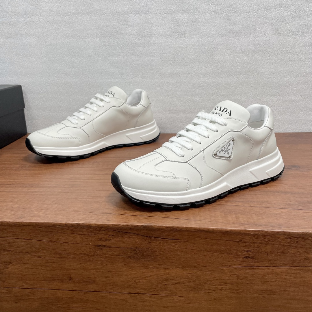 NO:664103,Prada/Prax series men's casual sneakers. This Prax sneaker combines style and comfort. The unique sports design is defined by exquisite materials and details. Made of imported calfskin, it is fashionable, casual and versatile. It is decorated with an enameled triangle logo on the outside, and a silk-screen logo logo on the tongue and heel. It is equipped with a classic tire pattern non-slip rubber sole, a mix of fabric and leather breathable lining, and brand logo cowhide feet to create a comfortable wearing experience. Comes with a full set of original packaging!  Size 39-40-41-42-43-44 Standard leather shoe size 38/45 can be customized and non-returnable) Item number 2E3386 full leather white, prada, sneakers, cowhide19860909Prada/Prax系列男士休闲运动鞋 这款Prax运动鞋将风格与舒适融为一体,独特的运动设计由精致的材质和细节定义.采用进口小牛皮面打造,时尚休闲百搭,外侧饰以涂珐琅三角形徽标,鞋舌及后跟饰以丝印logo徽标,搭配经典轮胎纹防滑橡胶鞋底,织物和皮革混合透气内里,品牌徽标牛皮垫脚,缔造舒适的穿着体验.配全套原包装！ 码数39-40-41-42-43-44标准皮鞋尺码38/45可定做不退换） 货号2E3386全皮 白色,,prada,sneakers,cowhide,Men's shoes