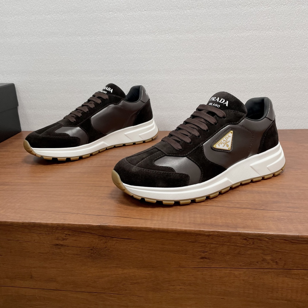 NO:664075,Prada/Prax series men's casual sports shoes  This Prax sneaker combines style and comfort. The unique sports design is defined by exquisite materials and details. Made of suede cow leather and smooth calfskin upper, it is fashionable, casual and versatile. It is decorated with a gold enameled triangle logo on the outside, a silk-screen logo logo on the tongue and heel, and is equipped with a classic tire pattern non-slip rubber sole. A mix of fabric and leather breathable lining, brand logo cowhide foot pads create a comfortable wearing experience. Comes with a full set of original packaging!  Code number 39-40-41-42-43-44 Standard leather shoe size 38/45 can be customized and non-returnable) Item number 2E3386 leather, coffee color, prada, sneakers, cowhide19860909Prada/Prax系列男士休闲运动鞋 这款Prax运动鞋将风格与舒适融为一体,独特的运动设计由精致的材质和细节定义.采用绒面牛皮革和光滑小牛皮拼接鞋面打造,时尚休闲百搭,外侧饰以金色涂珐琅三角形徽标,鞋舌及后跟饰以丝印logo徽标,搭配经典轮胎纹防滑橡胶鞋底,织物和皮革混合透气内里,品牌徽标牛皮垫脚,缔造舒适的穿着体验.配全套原包装！ 码数39-40-41-42-43-44标准皮鞋尺码38/45可定做不退换） 货号2E3386拼皮 咖色,,prada,sneakers,cowhide,Men's shoes