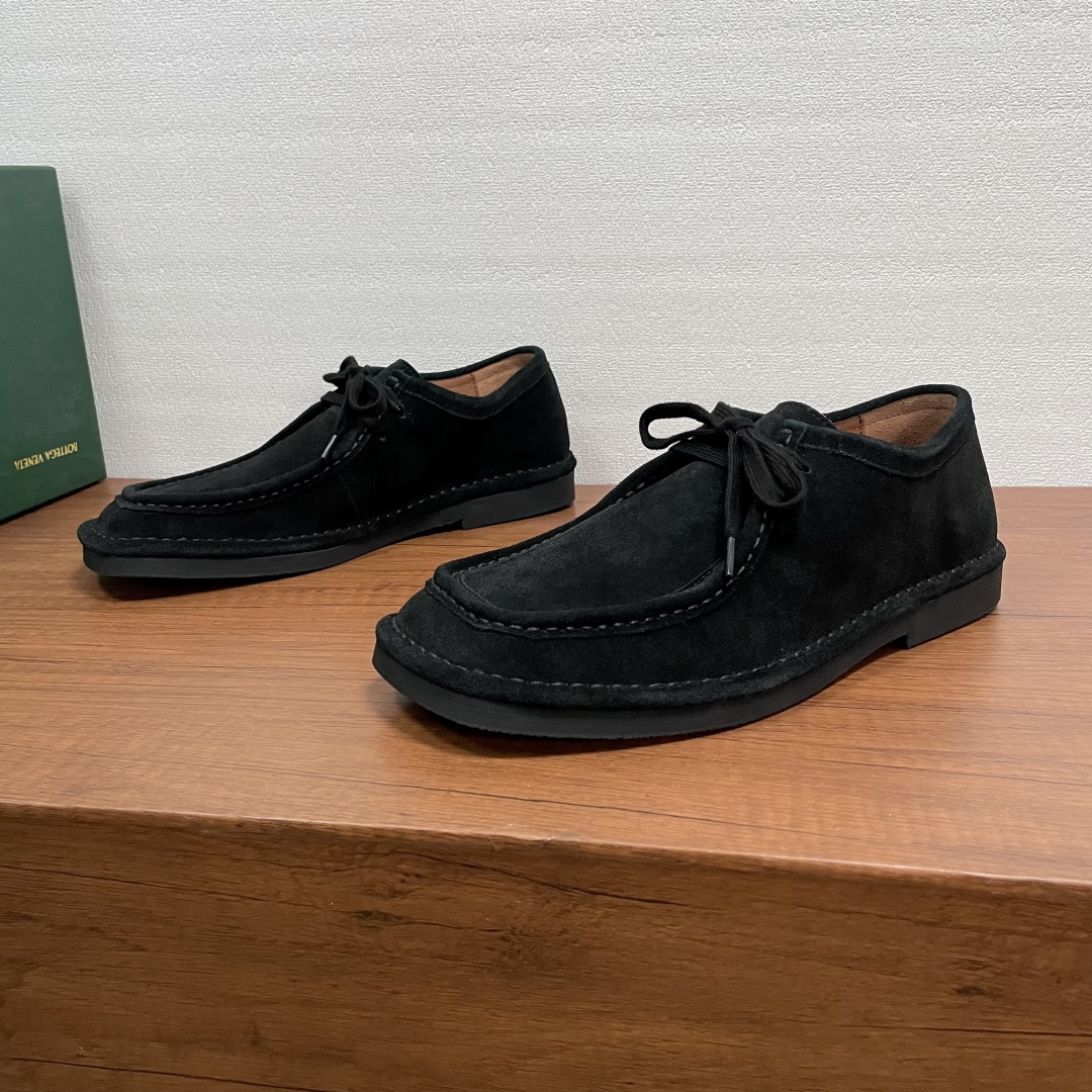 NO:639961,Bottega Veneta men's Daddy lace-up shoes. These lace-up shoes are made of soft cow suede leather, with a soft touch, fine suede, and good breathability. The classic low-top lace-up + square toe design is retro and fashionable. The natural crepe rubber sole is soft and non-slip, and is equipped with a full cowhide lining for feet. It is not tiring to walk. It is super comfortable to wear in autumn and winter, and is OK for commuting and leisure!  Comes with full original packaging!  Code number 39-40-41-42-43-44 Standard leather shoe code (38/45 customized, non-returnable) Item number V25-15 pili,,bottega veneta,cowhide19860909Bottega Veneta 男士Daddy系带鞋 这款系带鞋采用柔软牛反绒皮革打造,触感柔软,绒面细腻,透气性好,经典低帮系带+方头设计,复古又时髦.天然绉片胶鞋底柔软防滑,配以全牛皮内里垫脚,走路不累脚,秋冬穿超舒服,通勤休闲都OK！配全套原包装！ 码数39-40-41-42-43-44 标准皮鞋码（38/45定做不退换） 货号V25-15皮里,,bottega veneta,cowhide,Men's shoes