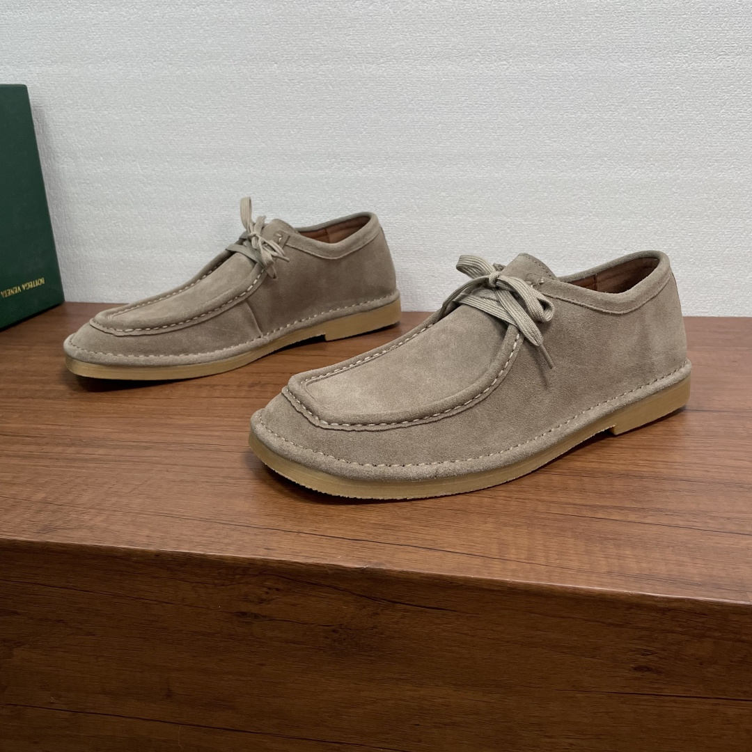 NO:639960,Bottega Veneta men's Daddy lace-up shoes. These lace-up shoes are made of soft cow suede leather, with a soft touch, fine suede, and good breathability. The classic low-top lace-up + square toe design is retro and fashionable. The natural crepe rubber sole is soft and non-slip, and is equipped with a full cowhide lining for feet. It is not tiring to walk. It is super comfortable to wear in autumn and winter, and is OK for commuting and leisure!  Comes with full original packaging!  Code number 39-40-41-42-43-44 Standard leather shoe code (38/45 custom-made, non-returnable) Item number V25-15 leather gray, bottega veneta, cowhide19860909Bottega Veneta 男士Daddy系带鞋 这款系带鞋采用柔软牛反绒皮革打造,触感柔软,绒面细腻,透气性好,经典低帮系带+方头设计,复古又时髦.天然绉片胶鞋底柔软防滑,配以全牛皮内里垫脚,走路不累脚,秋冬穿超舒服,通勤休闲都OK！配全套原包装！ 码数39-40-41-42-43-44 标准皮鞋码（38/45定做不退换） 货号V25-15皮里 灰色,,bottega veneta,cowhide,Men's shoes