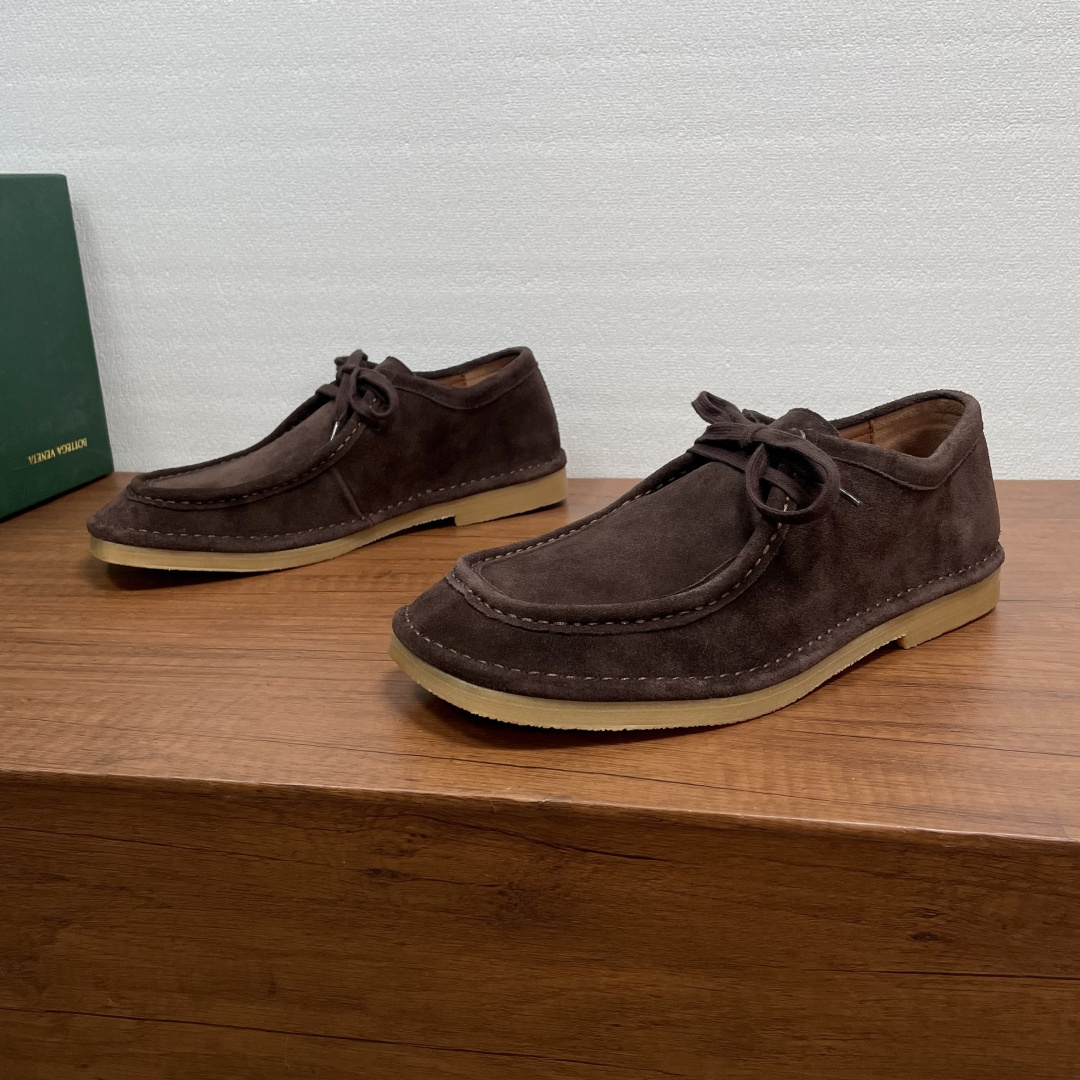 NO:639959,Bottega Veneta men's Daddy lace-up shoes. These lace-up shoes are made of soft cow suede leather, with a soft touch, fine suede, and good breathability. The classic low-top lace-up + square toe design is retro and fashionable. The natural crepe rubber sole is soft and non-slip, and is equipped with a full cowhide lining for feet. It is not tiring to walk. It is super comfortable to wear in autumn and winter, and is OK for commuting and leisure!  Comes with full original packaging!  Code number: 39-40-41-42-43-44 Standard leather shoe code (38/45 customized, non-returnable) Item number: V25-15 leather, coffee color, bottega veneta, cowhide19860909Bottega Veneta 男士Daddy系带鞋 这款系带鞋采用柔软牛反绒皮革打造,触感柔软,绒面细腻,透气性好,经典低帮系带+方头设计,复古又时髦.天然绉片胶鞋底柔软防滑,配以全牛皮内里垫脚,走路不累脚,秋冬穿超舒服,通勤休闲都OK！配全套原包装！ 码数39-40-41-42-43-44 标准皮鞋码（38/45定做不退换） 货号V25-15皮里 咖色,,bottega veneta,cowhide,Men's shoes