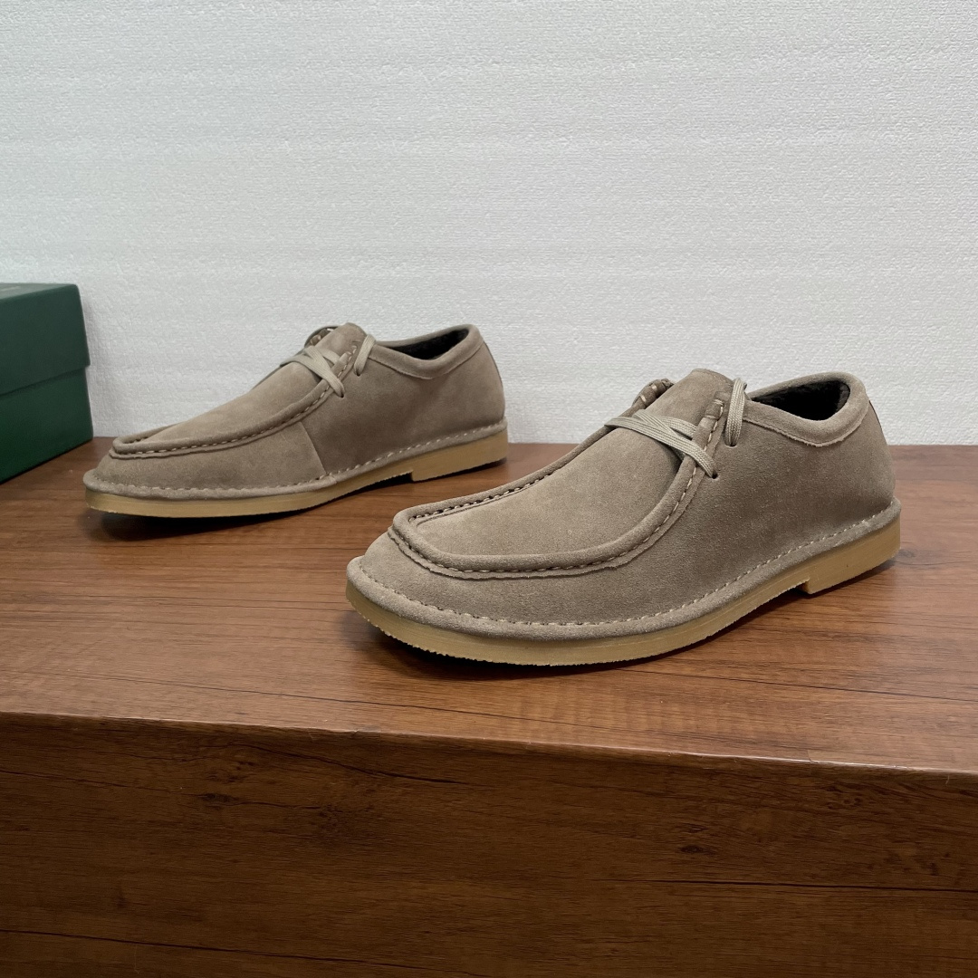 NO:639969,Bottega Veneta men's Daddy lace-up wool shoes. These wool shoes are made of soft cow suede leather, with a soft touch, fine suede, and good breathability. The classic low-top lace + square toe design is retro and fashionable. The natural crepe rubber sole is soft and non-slip, with a wool lining for foot pads. It is super warm in autumn and winter, and is OK for daily commuting and leisure!  Comes with full original packaging!  Size 39-40-41-42-43-44 Standard leather shoe size (38/45 custom made, non-returnable) Item number V25-15 Mauri gray, Bottega Veneta19860909Bottega Veneta 男士Daddy系带羊毛鞋 这款羊毛鞋采用柔软牛反绒皮革打造,触感柔软,绒面细腻,透气性好,经典低帮系带+方头设计,复古又时髦.天然绉片胶鞋底柔软防滑,配以羊毛内里垫脚,秋冬穿超保暖,日常通勤休闲都OK！配全套原包装！ 码数39-40-41-42-43-44 标准皮鞋码（38/45定做不退换） 货号V25-15毛里 灰色,,bottega veneta,Men's shoes