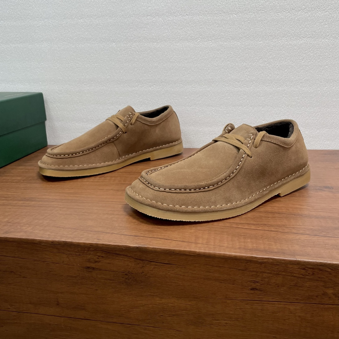 NO:639964,Bottega Veneta men's Daddy lace-up wool shoes. These wool shoes are made of soft cow suede leather, with a soft touch, fine suede, and good breathability. The classic low-top lace + square toe design is retro and fashionable. The natural crepe rubber sole is soft and non-slip, with a wool lining for foot pads. It is super warm in autumn and winter, and is OK for daily commuting and leisure!  Comes with full original packaging!  Size 39-40-41-42-43-44 Standard leather shoe size (38/45 custom-made, non-returnable) Item No. V25-15 Mauri Brown, Bottega Veneta19860909Bottega Veneta 男士Daddy系带羊毛鞋 这款羊毛鞋采用柔软牛反绒皮革打造,触感柔软,绒面细腻,透气性好,经典低帮系带+方头设计,复古又时髦.天然绉片胶鞋底柔软防滑,配以羊毛内里垫脚,秋冬穿超保暖,日常通勤休闲都OK！配全套原包装！ 码数39-40-41-42-43-44 标准皮鞋码（38/45定做不退换） 货号V25-15毛里 棕色,,bottega veneta,Men's shoes