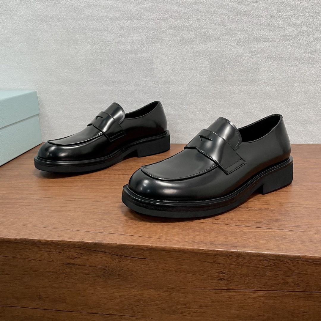 NO:680674,Prada men's new leather loafers. These loafers show elegance and modern style. They are carefully made of black calfskin and glossy open-edge beaded leather. The classic horizontal strap on the front is decorated with triangular hollow details, imported lathe precision stitching, slip-on slip-on style design, with leather welt combination vulcanized non-slip wear-resistant EVA foam lightweight outsole, full calfskin and bronzing logo cowhide feet, showing the charm of men. The style is classic and fashionable, comfortable and durable on the feet!  Comes with original box and dust bag!  Code number 39-40-41-42-43-44 Standard leather shoe size (38/45 customized, non-returnable) Item number XY131p Black open edge beads, prada, loafers, cowhide19860909Prada 男士新款皮革乐福鞋 这款乐福鞋彰显优雅气质和摩登风范.采用黑色小牛皮和亮面开边珠皮革精心制作,正面经典横饰带饰有三角镂空细节,进口车床精工缝线,套脚便鞋款式设计,搭配真皮沿条组合硫化防滑耐磨EVA发泡轻盈大底,全小牛皮及烫金徽标牛皮垫脚,尽显男士魅力.款式经典时尚,上脚舒适耐看！配原盒包装防尘袋！ 码数39-40-41-42-43-44 标准皮鞋尺码（38/45定做不退换） 货号XY131便士 黑色开边珠,,prada,loafers,cowhide,Men's shoes