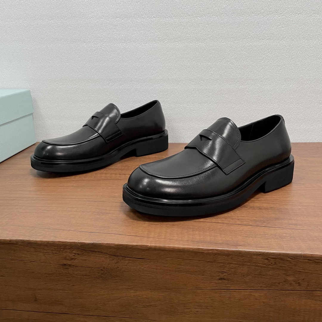 NO:680676,Prada men's new leather loafers. These loafers show elegance and modern style. They are carefully made of black calfskin and glossy open-edge beaded leather. The classic horizontal strap on the front is decorated with triangular hollow details, imported lathe precision stitching, slip-on slip-on style design, with leather welt combination vulcanized non-slip wear-resistant EVA foam lightweight outsole, full calfskin and bronzing logo cowhide feet, showing the charm of men. The style is classic and fashionable, comfortable and durable on the feet!  Comes with original box and dust bag!  Code number 39-40-41-42-43-44 Standard leather shoe size (38/45 custom-made, non-returnable) Item number XY131p Black cowhide, prada, loafers, cowhide19860909Prada 男士新款皮革乐福鞋 这款乐福鞋彰显优雅气质和摩登风范.采用黑色小牛皮和亮面开边珠皮革精心制作,正面经典横饰带饰有三角镂空细节,进口车床精工缝线,套脚便鞋款式设计,搭配真皮沿条组合硫化防滑耐磨EVA发泡轻盈大底,全小牛皮及烫金徽标牛皮垫脚,尽显男士魅力.款式经典时尚,上脚舒适耐看！配原盒包装防尘袋！ 码数39-40-41-42-43-44 标准皮鞋尺码（38/45定做不退换） 货号XY131便士 黑色牛皮,,prada,loafers,cowhide,Men's shoes
