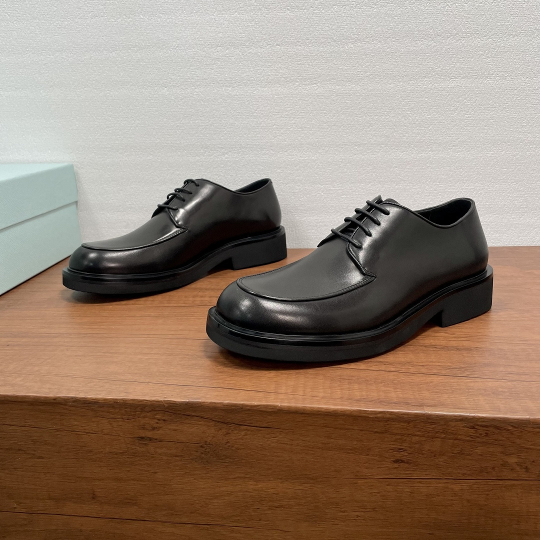 NO:680695,Prada men's new leather lace-up derby shoes. These derby shoes show elegance and modern style. They are carefully made of black calf leather and glossy hand-rubbed open-edge beaded leather, imported lathe fine stitching, lace-up derby style design, with leather welts combined with vulcanized non-slip and wear-resistant EVA foam lightweight outsole, full calf leather and bronzing logo cowhide feet, showing the charm of men. The style is classic and fashionable, comfortable and durable on the feet!  Comes with original box and dust bag!  Code number 39-40-41-42-43-44 Standard leather shoe size (38/45 customized, non-returnable) Item number XY131 lace-up black cowhide, prada, cowhide19860909Prada 男士新款皮革系带德比鞋 这款德比鞋彰显优雅气质和摩登风范.采用黑色小牛皮和亮面手工擦色开边珠皮革精心制作,进口车床精工缝线,系带德比款式设计,搭配真皮沿条组合硫化防滑耐磨EVA发泡轻盈大底,全小牛皮及烫金徽标牛皮垫脚,尽显男士魅力.款式经典时尚,上脚舒适耐看！配原盒包装防尘袋！ 码数39-40-41-42-43-44 标准皮鞋尺码（38/45定做不退换） 货号XY131系带 黑色牛皮,,prada,cowhide,Men's shoes