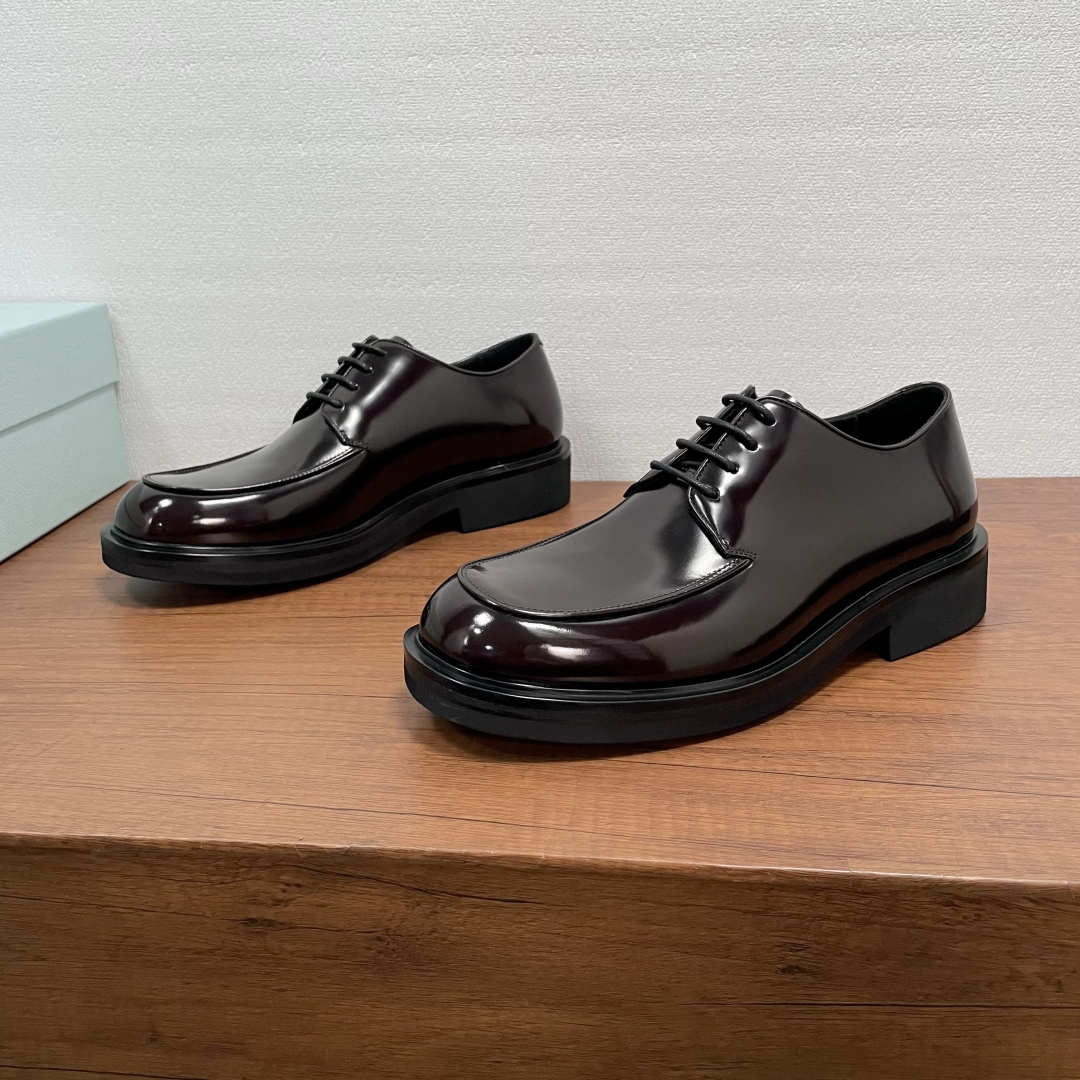 NO:680682,Prada men's new leather lace-up derby shoes. These derby shoes show elegance and modern style. They are carefully made of black calf leather and glossy hand-rubbed open-edge beaded leather, imported lathe fine stitching, lace-up derby style design, with leather welts combined with vulcanized non-slip and wear-resistant EVA foam lightweight outsole, full calf leather and bronzing logo cowhide feet, showing the charm of men. The style is classic and fashionable, comfortable and durable on the feet!  Comes with original box and dust bag!  Code number 39-40-41-42-43-44 Standard leather shoe size (38/45 customized, non-returnable) Item number XY131 lace, brown open edge beads, prada, cowhide19860909Prada 男士新款皮革系带德比鞋 这款德比鞋彰显优雅气质和摩登风范.采用黑色小牛皮和亮面手工擦色开边珠皮革精心制作,进口车床精工缝线,系带德比款式设计,搭配真皮沿条组合硫化防滑耐磨EVA发泡轻盈大底,全小牛皮及烫金徽标牛皮垫脚,尽显男士魅力.款式经典时尚,上脚舒适耐看！配原盒包装防尘袋！ 码数39-40-41-42-43-44 标准皮鞋尺码（38/45定做不退换） 货号XY131系带 咖色开边珠,,prada,cowhide,Men's shoes