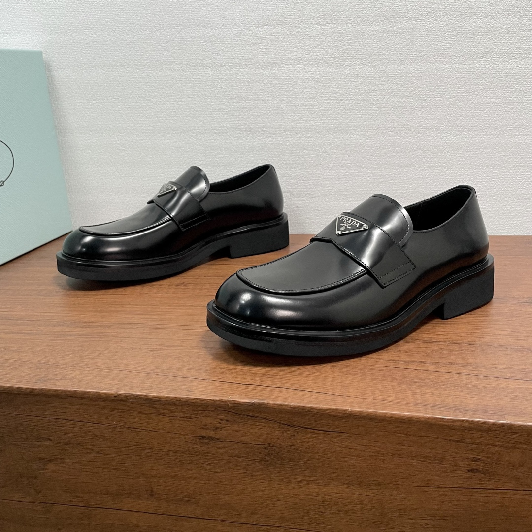 NO:680718,Prada men's new leather loafers  These loafers show elegance and modern style. They are carefully made of black calfskin and glossy hand-rubbed open-edge beaded leather. The front horizontal strap is decorated with the iconic triangular metal enamel logo details, imported lathe precision stitching, slip-on style design, with leather welt combination vulcanized non-slip and wear-resistant EVA foam lightweight outsole, full calfskin and bronzing logo cowhide feet, showing the charm of men. The style is classic and fashionable, comfortable and durable on the feet!  Comes with original box and dust bag!  Code number 39-40-41-42-43-44 Standard leather shoe size (38/45 customized, non-returnable) Item number XY131 triangle mark black open edge beads, prada, loafers, cowhide19860909Prada 男士新款皮革乐福鞋 这款乐福鞋彰显优雅气质和摩登风范.采用黑色小牛皮和亮面手工擦色开边珠皮革精心制作,正面横饰带饰有标志性三角金属珐琅徽标细节,进口车床精工缝线,套脚便鞋款式设计,搭配真皮沿条组合硫化防滑耐磨EVA发泡轻盈大底,全小牛皮及烫金徽标牛皮垫脚,尽显男士魅力.款式经典时尚,上脚舒适耐看！配原盒包装防尘袋！ 码数39-40-41-42-43-44 标准皮鞋尺码（38/45定做不退换） 货号XY131三角标 黑色开边珠,,prada,loafers,cowhide,Men's shoes