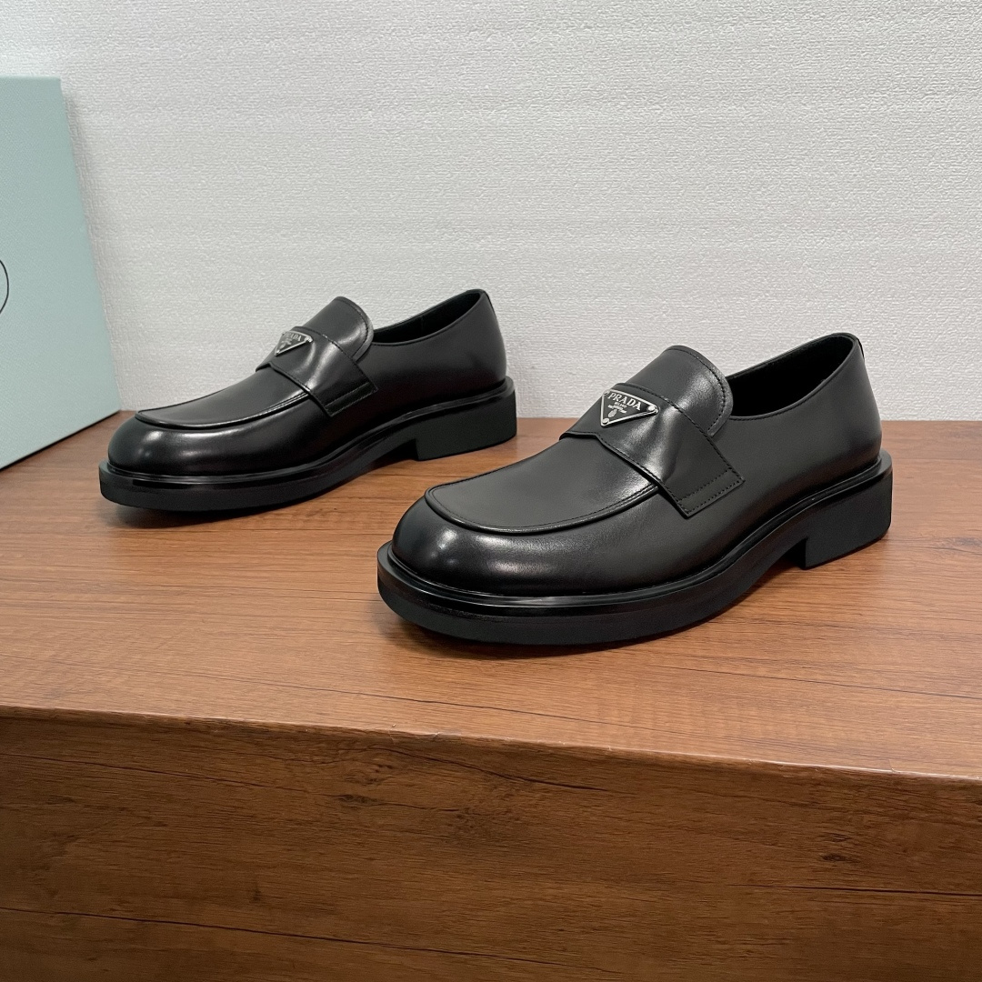 NO:680725,Prada men's new leather loafers  These loafers show elegance and modern style. They are carefully made of black calfskin and glossy hand-rubbed open-edge beaded leather. The front horizontal strap is decorated with the iconic triangular metal enamel logo details, imported lathe precision stitching, slip-on style design, with leather welt combination vulcanized non-slip and wear-resistant EVA foam lightweight outsole, full calfskin and bronzing logo cowhide feet, showing the charm of men. The style is classic and fashionable, comfortable and durable on the feet!  Comes with original box and dust bag!  Code number 39-40-41-42-43-44 Standard leather shoe size (38/45 customized, non-returnable) Item number XY131 triangle mark black cowhide, prada, loafers, cowhide19860909Prada 男士新款皮革乐福鞋 这款乐福鞋彰显优雅气质和摩登风范.采用黑色小牛皮和亮面手工擦色开边珠皮革精心制作,正面横饰带饰有标志性三角金属珐琅徽标细节,进口车床精工缝线,套脚便鞋款式设计,搭配真皮沿条组合硫化防滑耐磨EVA发泡轻盈大底,全小牛皮及烫金徽标牛皮垫脚,尽显男士魅力.款式经典时尚,上脚舒适耐看！配原盒包装防尘袋！ 码数39-40-41-42-43-44 标准皮鞋尺码（38/45定做不退换） 货号XY131三角标 黑色牛皮,,prada,loafers,cowhide,Men's shoes