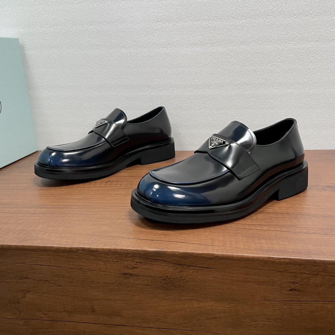 NO:680706,Prada men's new leather loafers  These loafers show elegance and modern style. They are carefully made of black calfskin and glossy hand-rubbed open-edge beaded leather. The front horizontal strap is decorated with the iconic triangular metal enamel logo details, imported lathe precision stitching, slip-on style design, with leather welt combination vulcanized non-slip and wear-resistant EVA foam lightweight outsole, full calfskin and bronzing logo cowhide feet, showing the charm of men. The style is classic and fashionable, comfortable and durable on the feet!  Comes with original box and dust bag!  Code number 39-40-41-42-43-44 Standard leather shoe size (38/45 customized, non-returnable) Item number XY131 triangle mark blue open edge beads, prada, loafers, cowhide19860909Prada 男士新款皮革乐福鞋 这款乐福鞋彰显优雅气质和摩登风范.采用黑色小牛皮和亮面手工擦色开边珠皮革精心制作,正面横饰带饰有标志性三角金属珐琅徽标细节,进口车床精工缝线,套脚便鞋款式设计,搭配真皮沿条组合硫化防滑耐磨EVA发泡轻盈大底,全小牛皮及烫金徽标牛皮垫脚,尽显男士魅力.款式经典时尚,上脚舒适耐看！配原盒包装防尘袋！ 码数39-40-41-42-43-44 标准皮鞋尺码（38/45定做不退换） 货号XY131三角标 蓝色开边珠,,prada,loafers,cowhide,Men's shoes