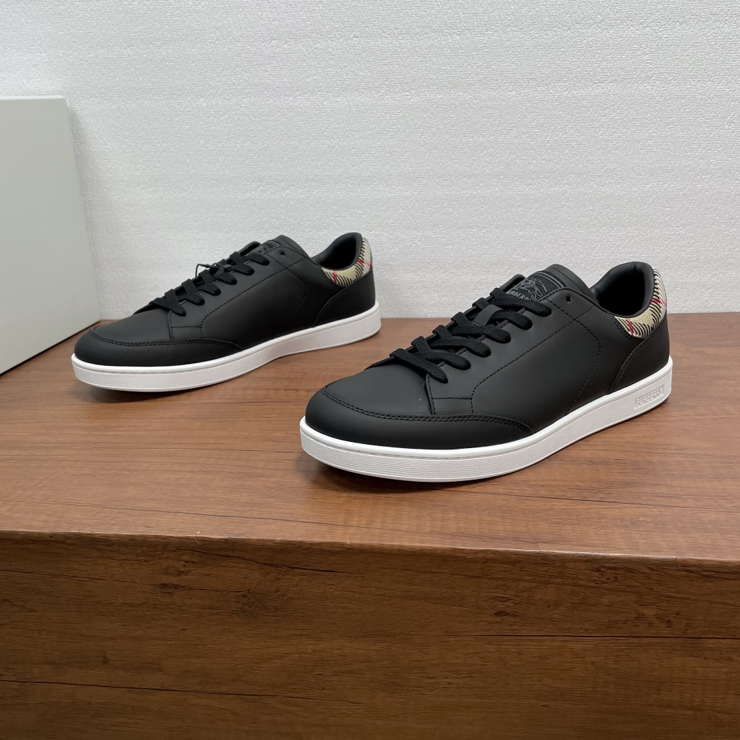 NO:756250,BURBERRY/Burberry men's new Set sneakers, Guangan-made raw materials are in great demand!  1:1 development version, perfect restoration, different from the market currency!  Made of fine material of matte calfskin, the shoe is decorated with the iconic sand beige knitted Burberry plaid. The tongue is embellished with the suede equestrian knight logo and the brand logo. The rubber sole is decorated with the equestrian knight logo. The foot is fully lined with calfskin. The upper foot is comfortable and breathable, fashionable and stylish, and the black and white colors are classic and versatile. Comes with a full set of original packaging dust bag and card!  Code number 39-40-41-42-43-44 (38.45 customized),,burberry,burberry,sneakers,cowhide19860909BURBERRY/巴宝莉 男士新款Set运动鞋 莞产原材料猛货！1:1开发版型,完美复原,区别市面通货！采用哑光小牛皮精美材质打造, 鞋口装饰标志性沙米色针织Burberry 格纹.鞋舌处点缀绒面马术骑士徽标和品牌徽标,橡胶鞋底饰有马术骑士徽标,全小牛皮内里垫脚,上脚舒适透气,时尚有型,黑、白配色经典百搭.配全套原包装防尘袋和卡片！ 码数39-40-41-42-43-44（38.45订做）,,burberry,burberry,sneakers,cowhide,Men's shoes