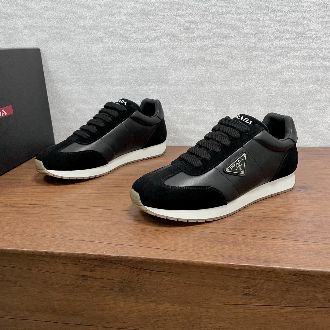 NO:745222,Prada classic men's casual sneakers  This P sneaker combines style and comfort. The unique sports design is defined by exquisite materials and details. Made of suede cow leather and smooth calfskin upper, fashionable, casual and versatile, decorated with classic metal enamel triangle logo on the outside, tongue and silk screen logo logo, embossed logo decoration on the heel, with EVA midsole and TPU rubber sole, mixed fabric and leather lining, brand logo cowhide foot pads, creating a comfortable wearing experience. Comes with a full set of original packaging!  Code number 39-40-41-42-43-44 standard leather shoe size (38/45 can be customized and non-returnable) Item number 2E6459 leather black, prada, sneakers, cowhide19860909Prada 经典男士休闲运动鞋 这款P运动鞋将风格与舒适融为一体,独特的运动设计由精致的材质和细节定义.采用绒面牛皮革和光滑小牛皮拼接鞋面打造,时尚休闲百搭,外侧饰以经典金属涂珐琅三角形徽标,鞋舌及丝印logo徽标,后跟压纹徽标装饰,搭配EVA中底和TPU橡胶鞋底,织物和皮革混合内里,品牌徽标牛皮垫脚,缔造舒适的穿着体验.配全套原包装！ 码数39-40-41-42-43-44标准皮鞋尺码（38/45可定做不退换） 货号2E6459拼皮 黑色,,prada,sneakers,cowhide,Men's shoes