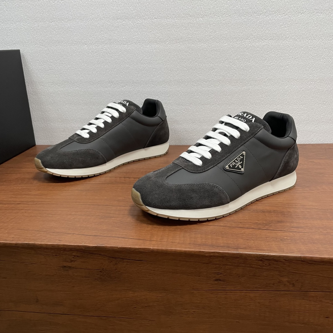NO:745212,Prada classic men's casual sneakers  This P sneaker combines style and comfort. The unique sports design is defined by exquisite materials and details. Made of suede cow leather and smooth calfskin upper, fashionable, casual and versatile, decorated with classic metal enamel triangle logo on the outside, tongue and silk screen logo logo, embossed logo decoration on the heel, with EVA midsole and TPU rubber sole, mixed fabric and leather lining, brand logo cowhide foot pads, creating a comfortable wearing experience. Comes with a full set of original packaging!  Code number 39-40-41-42-43-44 standard leather shoe size (38/45 can be customized and non-returnable) Item number 2E6459 leather gray, prada, sneakers, cowhide19860909Prada 经典男士休闲运动鞋 这款P运动鞋将风格与舒适融为一体,独特的运动设计由精致的材质和细节定义.采用绒面牛皮革和光滑小牛皮拼接鞋面打造,时尚休闲百搭,外侧饰以经典金属涂珐琅三角形徽标,鞋舌及丝印logo徽标,后跟压纹徽标装饰,搭配EVA中底和TPU橡胶鞋底,织物和皮革混合内里,品牌徽标牛皮垫脚,缔造舒适的穿着体验.配全套原包装！ 码数39-40-41-42-43-44标准皮鞋尺码（38/45可定做不退换） 货号2E6459拼皮 灰色,,prada,sneakers,cowhide,Men's shoes