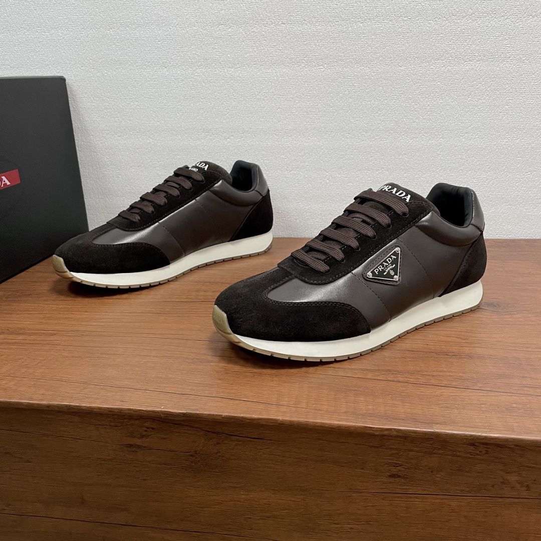 NO:745217,Prada classic men's casual sneakers  This P sneaker combines style and comfort. The unique sports design is defined by exquisite materials and details. Made of suede cow leather and smooth calfskin upper, fashionable, casual and versatile, decorated with classic metal enamel triangle logo on the outside, tongue and silk screen logo logo, embossed logo decoration on the heel, with EVA midsole and TPU rubber sole, mixed fabric and leather lining, brand logo cowhide foot pads, creating a comfortable wearing experience. Comes with a full set of original packaging!  Code number 39-40-41-42-43-44 standard leather shoe size (38/45 can be customized and non-returnable) Item number 2E6459 leather, coffee color, prada, sneakers, cowhide19860909Prada 经典男士休闲运动鞋 这款P运动鞋将风格与舒适融为一体,独特的运动设计由精致的材质和细节定义.采用绒面牛皮革和光滑小牛皮拼接鞋面打造,时尚休闲百搭,外侧饰以经典金属涂珐琅三角形徽标,鞋舌及丝印logo徽标,后跟压纹徽标装饰,搭配EVA中底和TPU橡胶鞋底,织物和皮革混合内里,品牌徽标牛皮垫脚,缔造舒适的穿着体验.配全套原包装！ 码数39-40-41-42-43-44标准皮鞋尺码（38/45可定做不退换） 货号2E6459拼皮 咖色,,prada,sneakers,cowhide,Men's shoes