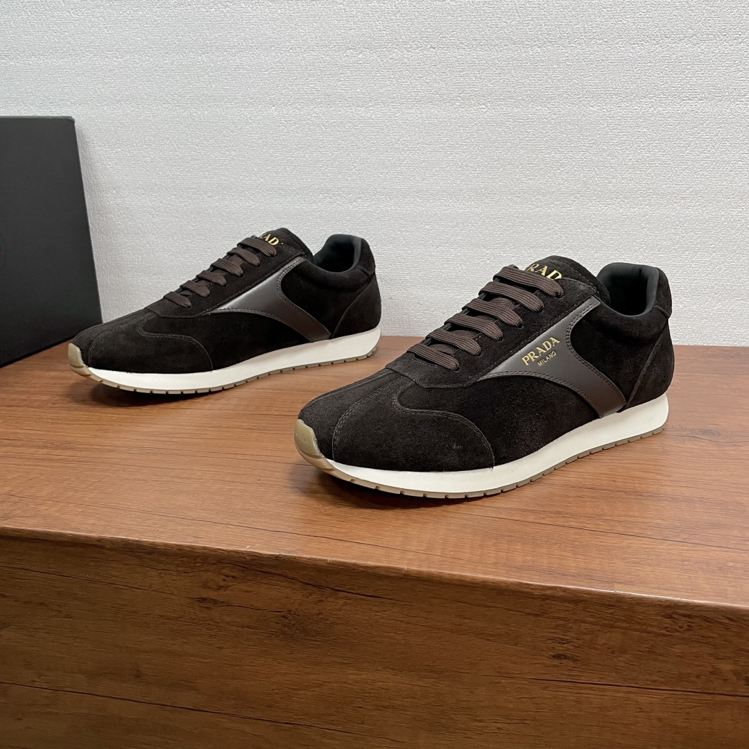 NO:745226,Prada classic men's casual sneakers. This P sneaker combines style and comfort. The unique sports design is defined by exquisite materials and details. Made of suede cow leather, the upper is embellished with smooth calfskin details, and the tongue, heel and outside are decorated with silk-screen logos. It is equipped with an EVA midsole and TPU rubber sole, a mixed fabric and leather lining, and brand logo cowhide feet to create a comfortable wearing experience. The style is casual and versatile, and comes with a full set of original packaging!  Code number 39-40-41-42-43-44 standard leather shoe size (38/45 can be customized and non-returnable) Item number 2E6467 suede coffee color, prada, sneakers, cowhide19860909Prada 经典男士休闲运动鞋 这款P运动鞋将风格与舒适融为一体,独特的运动设计由精致的材质和细节定义.采用绒面牛皮革打造,鞋面光滑小牛皮点缀细节,鞋舌、后跟及外侧饰以丝印logo徽标,搭配EVA中底和TPU橡胶鞋底,织物和皮革混合内里,品牌徽标牛皮垫脚,缔造舒适的穿着体验.款式休闲百搭,配全套原包装！ 码数39-40-41-42-43-44标准皮鞋尺码（38/45可定做不退换） 货号2E6467绒面 咖色,,prada,sneakers,cowhide,Men's shoes