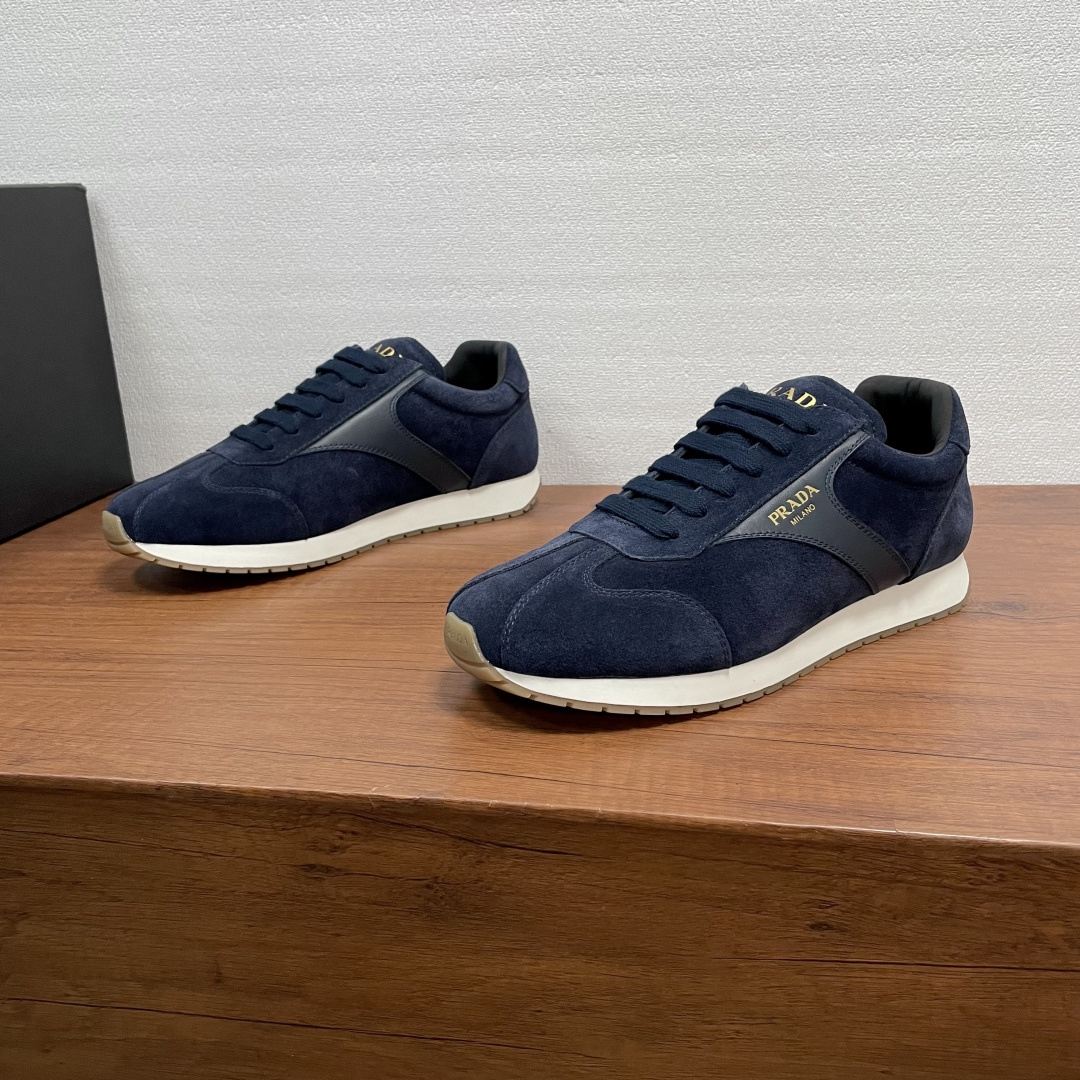 NO:745238,Prada classic men's casual sneakers. This P sneaker combines style and comfort. The unique sports design is defined by exquisite materials and details. Made of suede cow leather, the upper is embellished with smooth calfskin details, and the tongue, heel and outside are decorated with silk-screen logos. It is equipped with an EVA midsole and TPU rubber sole, a mixed fabric and leather lining, and brand logo cowhide feet to create a comfortable wearing experience. The style is casual and versatile, and comes with a full set of original packaging!  Code number 39-40-41-42-43-44 standard leather shoe size (38/45 can be customized and non-returnable) Item number 2E6467 suede blue, prada, sneakers, cowhide19860909Prada 经典男士休闲运动鞋 这款P运动鞋将风格与舒适融为一体,独特的运动设计由精致的材质和细节定义.采用绒面牛皮革打造,鞋面光滑小牛皮点缀细节,鞋舌、后跟及外侧饰以丝印logo徽标,搭配EVA中底和TPU橡胶鞋底,织物和皮革混合内里,品牌徽标牛皮垫脚,缔造舒适的穿着体验.款式休闲百搭,配全套原包装！ 码数39-40-41-42-43-44标准皮鞋尺码（38/45可定做不退换） 货号2E6467绒面 蓝色,,prada,sneakers,cowhide,Men's shoes