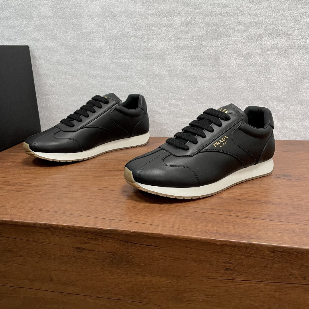 NO:745250,Prada classic men's casual sneakers. This P sneaker combines style and comfort. The unique sports design is defined by exquisite materials and details. Made of smooth calfskin, with silk-screen logo logo on the tongue, heel and outside, with EVA midsole and TPU rubber sole, mixed fabric and leather lining, and brand logo cowhide feet to create a comfortable wearing experience. The style is casual and versatile, and comes with a full set of original packaging!  Code number 39-40-41-42-43-44 standard leather shoe size (38/45 can be customized and non-returnable) Item number 2E6467 full leather black, prada, sneakers, cowhide19860909Prada 经典男士休闲运动鞋 这款P运动鞋将风格与舒适融为一体,独特的运动设计由精致的材质和细节定义.采用光滑小牛皮打造,鞋舌、后跟及外侧饰以丝印logo徽标,搭配EVA中底和TPU橡胶鞋底,织物和皮革混合内里,品牌徽标牛皮垫脚,缔造舒适的穿着体验.款式休闲百搭,配全套原包装！ 码数39-40-41-42-43-44标准皮鞋尺码（38/45可定做不退换） 货号2E6467全皮 黑色,,prada,sneakers,cowhide,Men's shoes