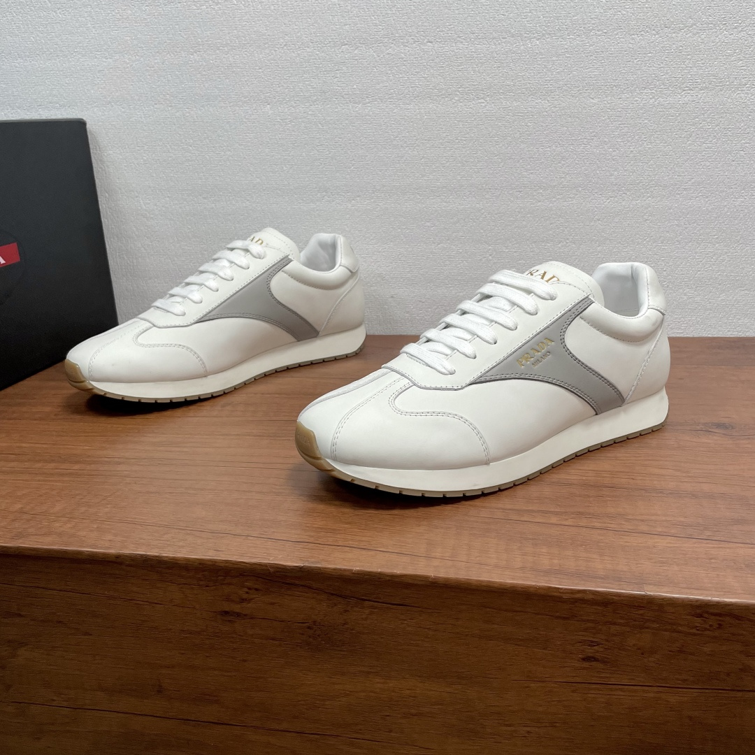 NO:745244,Prada classic men's casual sneakers. This P sneaker combines style and comfort. The unique sports design is defined by exquisite materials and details. Made of smooth calfskin, with silk-screen logo logo on the tongue, heel and outside, with EVA midsole and TPU rubber sole, mixed fabric and leather lining, and brand logo cowhide feet to create a comfortable wearing experience. The style is casual and versatile, and comes with a full set of original packaging!  Code number 39-40-41-42-43-44 standard leather shoe size (38/45 can be customized and non-returnable) Item number 2E6467 full leather white, prada, sneakers, cowhide19860909Prada 经典男士休闲运动鞋 这款P运动鞋将风格与舒适融为一体,独特的运动设计由精致的材质和细节定义.采用光滑小牛皮打造,鞋舌、后跟及外侧饰以丝印logo徽标,搭配EVA中底和TPU橡胶鞋底,织物和皮革混合内里,品牌徽标牛皮垫脚,缔造舒适的穿着体验.款式休闲百搭,配全套原包装！ 码数39-40-41-42-43-44标准皮鞋尺码（38/45可定做不退换） 货号2E6467全皮 白色,,prada,sneakers,cowhide,Men's shoes