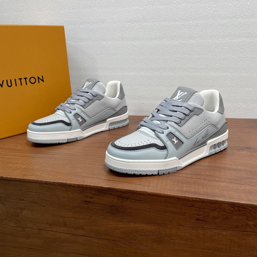 NO:690053,Code The new LV TRAINER series sneakers are shipped. This Trainer sneaker reproduces the fashion potential that designer Virgil Abloh discovered from basketball shoes. It uses grained cow leather and smooth cow leather uppers, and the upper is constructed with tones. The toe is embedded with suede cow leather details, and the upper and side openings are designed with multiple brand elements. The tongue and sides are decorated with LV letters, the lateral side is decorated with the handwritten Louis Vuitton logo, and the rear is decorated with #54  Logo, two-color rubber outsole decorated with Monogram flowers, fabric lining feet, continuing the innovative and comfortable experience. Comes with full original box packaging!  Size 39-40-41-42-43-44 (38/45/46 can be customized and non-returnable) Standard leather shoe size Item number MS0119 Leather style Gray blue, Louis Vuitton, Louis Vuitton, sneakers, cowhide19860909编码 新款LV TRAINER 系列运动鞋出货 本款Trainer 运动鞋再现设计师 Virgil Abloh 自篮球鞋中挖掘的时尚潜力.采用粒面牛皮革拼接光滑牛皮革鞋面,并以同色调构筑考究鞋面,鞋头嵌入绒面牛皮革细节,鞋面及鞋侧开孔设计,点缀多重品牌元素,鞋舌及两侧饰有 LV 字母,外侧饰以手写体路易威登标识,后部饰有 #54 标识,双色橡胶外底饰有Monogram 花卉,织物内里垫脚,延续创新舒适体验.配原盒全套包装！ 码数39-40-41-42-43-44（38/45/46可定做不退换） 标准皮鞋尺码 货号MS0119拼皮款 灰蓝,,louis vuitton,louis vuitton,sneakers,cowhide,Men's shoes