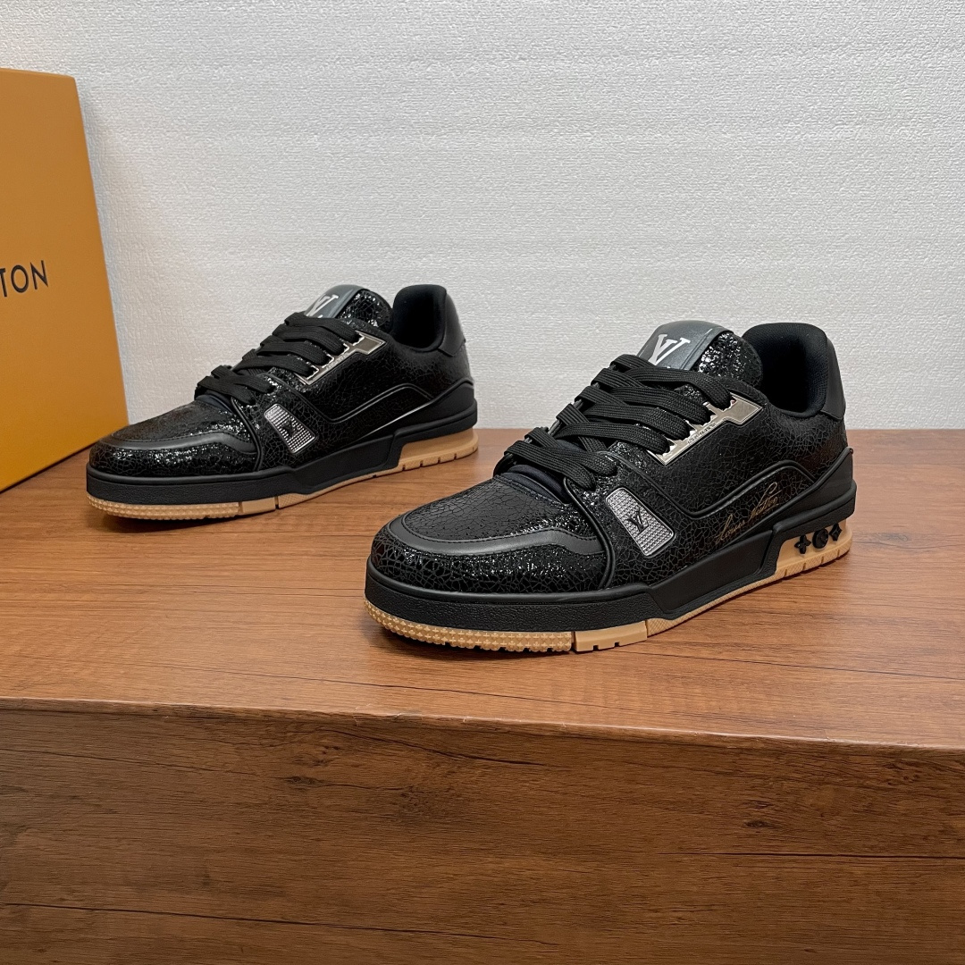 NO:690043,Code The new LV TRAINER series of sneakers are shipped. This LV Trainer sneaker returns to the new season with cracked patent cow leather. It is paired with a rubber outsole, which reveals a subtle retro atmosphere and shows the inspiration of classic basketball shoes. The toe is embedded with smooth cow leather details, and the upper and side openings are designed with multiple brand elements. The tongue and sides are decorated with LV letters, the outside is decorated with the handwritten Louis Vuitton logo, the rear is decorated with the #54 logo, and the two-tone rubber outsole is decorated with Monogram.  Flowers and fabric lining for feet, continuing the innovative and comfortable experience. Comes with full original box packaging!  Size 39-40-41-42-43-44 (38/45/46 can be customized and non-returnable) Standard leather shoe size Item No. 0119 Crack Black, Louis Vuitton, Louis Vuitton, sneakers, cowhide19860909编码 新款LV TRAINER 系列运动鞋出货 本款LV Trainer运动鞋以龟裂效果漆面牛皮革回归新季,搭配橡胶外底,含蓄流露复古气息,展现经典篮球鞋的灵感启发.鞋头嵌入光滑牛皮革细节,鞋面及鞋侧开孔设计,点缀多重品牌元素,鞋舌及两侧饰有 LV 字母,外侧饰以手写体路易威登标识,后部饰有 #54 标识,双色橡胶外底饰有 Monogram 花卉,织物内里垫脚,延续创新舒适体验.配原盒全套包装！ 码数39-40-41-42-43-44（38/45/46可定做不退换） 标准皮鞋尺码 货号0119裂纹 黑色,,louis vuitton,louis vuitton,sneakers,cowhide,Men's shoes