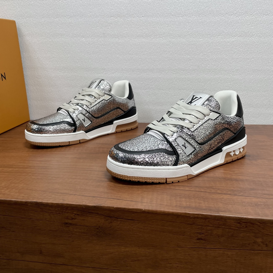 NO:690047,Code The new LV TRAINER series of sneakers are shipped. This LV Trainer sneaker returns to the new season with cracked patent cow leather. It is paired with a rubber outsole, which reveals a subtle retro atmosphere and shows the inspiration of classic basketball shoes. The toe is embedded with smooth cow leather details, and the upper and side openings are designed with multiple brand elements. The tongue and sides are decorated with LV letters, the outside is decorated with the handwritten Louis Vuitton logo, the rear is decorated with the #54 logo, and the two-tone rubber outsole is decorated with Monogram.  Flowers and fabric lining for feet, continuing the innovative and comfortable experience. Comes with full original box packaging!  Size 39-40-41-42-43-44 (38/45/46 can be customized and non-returnable) Standard leather shoe size Item No. 0119 Crack silver, louis vuitton, louis vuitton, sneakers, cowhide19860909编码 新款LV TRAINER 系列运动鞋出货 本款LV Trainer运动鞋以龟裂效果漆面牛皮革回归新季,搭配橡胶外底,含蓄流露复古气息,展现经典篮球鞋的灵感启发.鞋头嵌入光滑牛皮革细节,鞋面及鞋侧开孔设计,点缀多重品牌元素,鞋舌及两侧饰有 LV 字母,外侧饰以手写体路易威登标识,后部饰有 #54 标识,双色橡胶外底饰有 Monogram 花卉,织物内里垫脚,延续创新舒适体验.配原盒全套包装！ 码数39-40-41-42-43-44（38/45/46可定做不退换） 标准皮鞋尺码 货号0119裂纹 银色,,louis vuitton,louis vuitton,sneakers,cowhide,Men's shoes