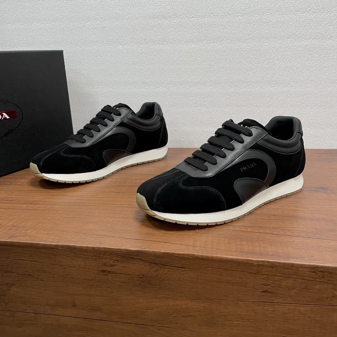 NO:745219,Prada men's new leather splicing casual sports shoes. This sports shoe is made of imported calfskin and suede cow leather. It is decorated with an embossed logo on the outside and a silk-screened gold logo on the tongue. The whole pair of shoes has smooth lines and geometric three-dimensional tailoring. The style is simple and elegant, fashionable and trendy. It is equipped with a fabric cowhide mixed lining and cowhide foot pads, which makes the upper foot particularly comfortable and enjoyable. The rubber combination outsole, two-color design, the sole is decorated with triangular logo particles, non-slip and wear-resistant, ultra-light and super foot-protective. It is worth having.  Comes with original box and dust bag!  Code number 39-40-41-42-43-44 Standard leather shoe code (38/45 customized, non-returnable) Item number 2E6456 leather black, prada, sneakers, cowhide19860909Prada 男士新款皮革拼接休闲运动鞋 这款运动鞋臻选进口小牛皮和绒面牛皮革打造,外侧饰以压纹logo标识,鞋舌丝印金色logo徽标,整双鞋子线条流畅,几何立体剪裁,款式简约大气,时尚潮品,搭配织物牛皮混合内里,牛皮脚垫,上脚特别舒适和享受.橡胶组合大底,双色设计,鞋底饰以三角徽标颗粒,防滑耐磨,超轻超护脚,值得拥有. 配原盒包装防尘袋！ 码数39-40-41-42-43-44 标准皮鞋码（38/45定做不退换） 货号2E6456拼皮 黑色,,prada,sneakers,cowhide,Men's shoes