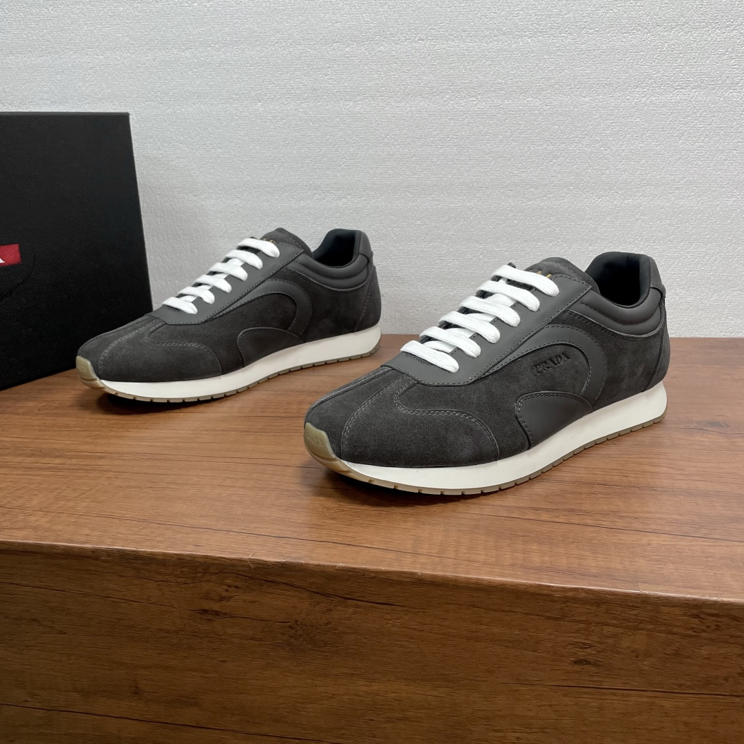 NO:745262,Prada men's new leather splicing casual sports shoes. This sports shoe is made of imported calfskin and suede cow leather. It is decorated with an embossed logo on the outside and a silk-screened gold logo on the tongue. The whole pair of shoes has smooth lines and geometric three-dimensional tailoring. The style is simple and elegant, fashionable and trendy. It is equipped with a fabric cowhide mixed lining and cowhide foot pads, which makes the upper foot particularly comfortable and enjoyable. The rubber combination outsole, two-color design, the sole is decorated with triangular logo particles, non-slip and wear-resistant, ultra-light and super foot-protective. It is worth having.  Comes with original box and dust bag!  Code number 39-40-41-42-43-44 Standard leather shoe code (38/45 customized, non-returnable) Item number 2E6456 leather gray, prada, sneakers, cowhide19860909Prada 男士新款皮革拼接休闲运动鞋 这款运动鞋臻选进口小牛皮和绒面牛皮革打造,外侧饰以压纹logo标识,鞋舌丝印金色logo徽标,整双鞋子线条流畅,几何立体剪裁,款式简约大气,时尚潮品,搭配织物牛皮混合内里,牛皮脚垫,上脚特别舒适和享受.橡胶组合大底,双色设计,鞋底饰以三角徽标颗粒,防滑耐磨,超轻超护脚,值得拥有. 配原盒包装防尘袋！ 码数39-40-41-42-43-44 标准皮鞋码（38/45定做不退换） 货号2E6456拼皮 灰色,,prada,sneakers,cowhide,Men's shoes