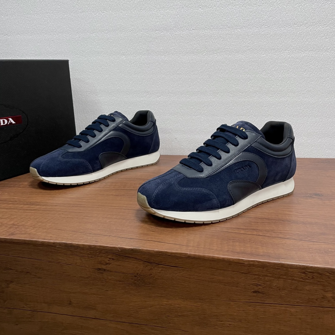NO:745214,Prada men's new leather splicing casual sports shoes. This sports shoe is made of imported calfskin and suede cow leather. It is decorated with an embossed logo on the outside and a silk-screened gold logo on the tongue. The whole pair of shoes has smooth lines and geometric three-dimensional tailoring. The style is simple and elegant, fashionable and trendy. It is equipped with a fabric cowhide mixed lining and cowhide foot pads, which makes the upper foot particularly comfortable and enjoyable. The rubber combination outsole, two-color design, the sole is decorated with triangular logo particles, non-slip and wear-resistant, ultra-light and super foot-protective. It is worth having.  Comes with original box and dust bag!  Code number 39-40-41-42-43-44 Standard leather shoe code (38/45 customized, non-returnable) Item number 2E6456 patchwork leather blue, prada, sneakers, cowhide19860909Prada 男士新款皮革拼接休闲运动鞋 这款运动鞋臻选进口小牛皮和绒面牛皮革打造,外侧饰以压纹logo标识,鞋舌丝印金色logo徽标,整双鞋子线条流畅,几何立体剪裁,款式简约大气,时尚潮品,搭配织物牛皮混合内里,牛皮脚垫,上脚特别舒适和享受.橡胶组合大底,双色设计,鞋底饰以三角徽标颗粒,防滑耐磨,超轻超护脚,值得拥有. 配原盒包装防尘袋！ 码数39-40-41-42-43-44 标准皮鞋码（38/45定做不退换） 货号2E6456拼皮 蓝色,,prada,sneakers,cowhide,Men's shoes